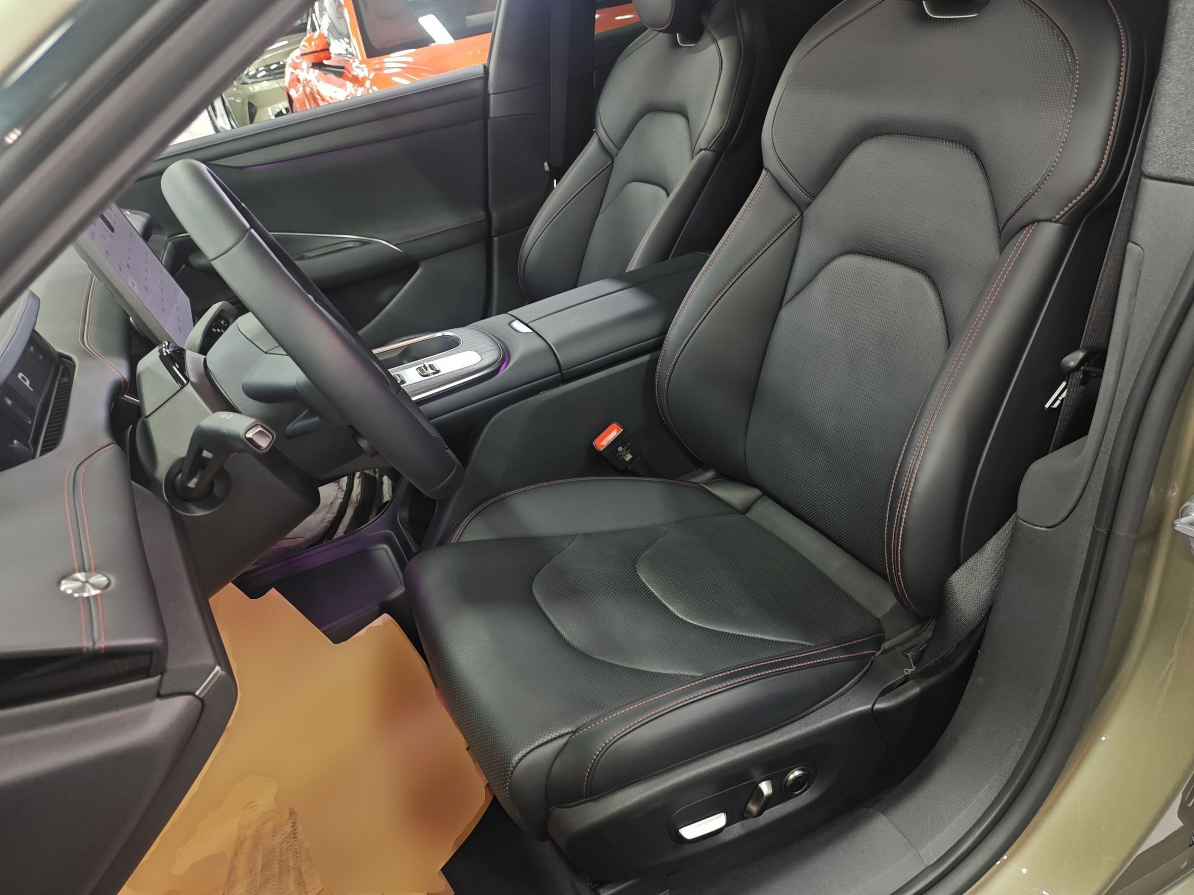 المقاعد الأمامية داخل السيارة