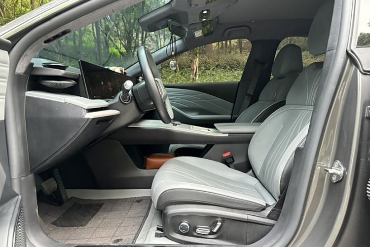 Used  E8 2024 550 km Range Rear-Drive MAX
