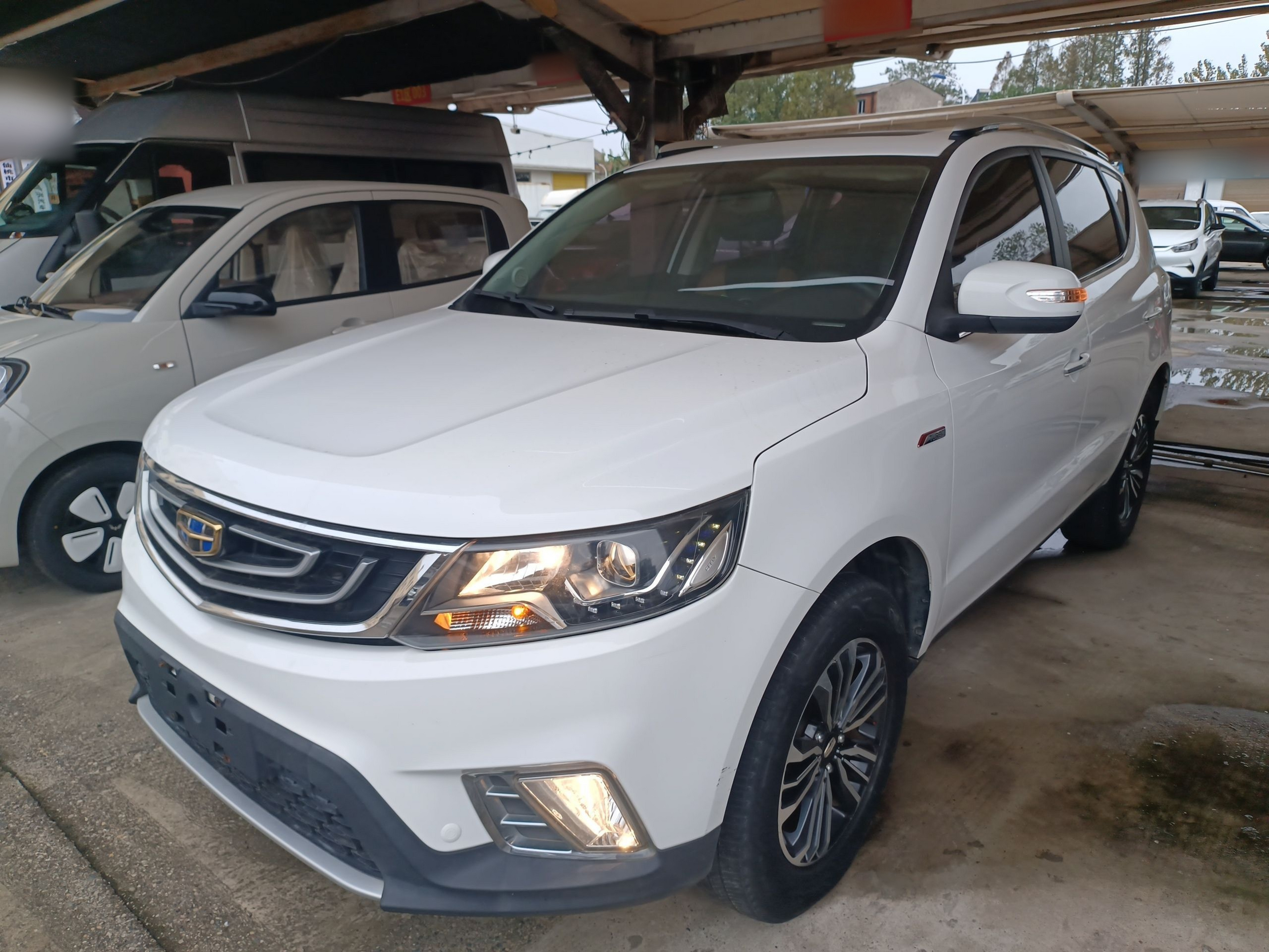 Под передней частью автомобиля