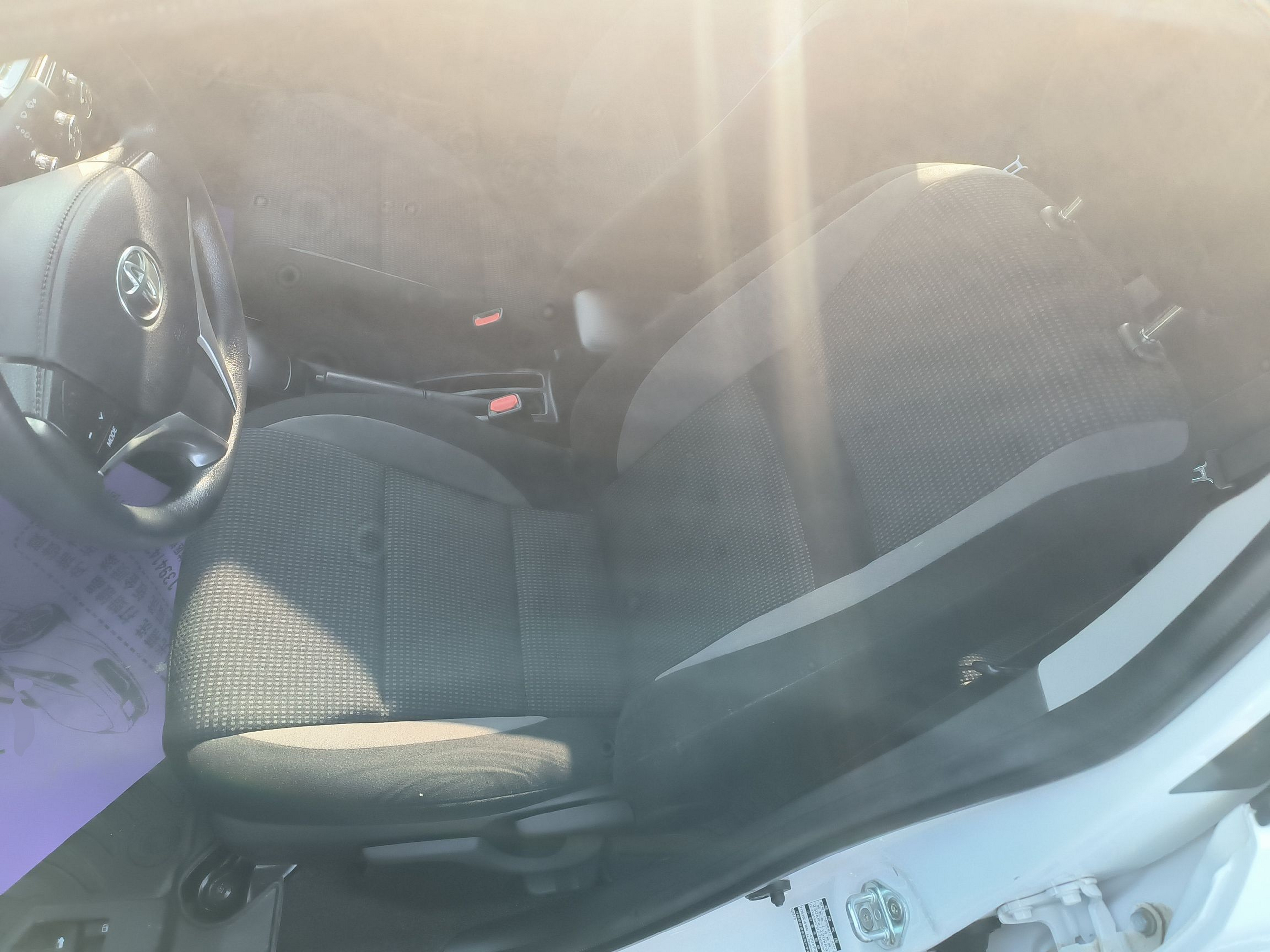 المقاعد الأمامية داخل السيارة