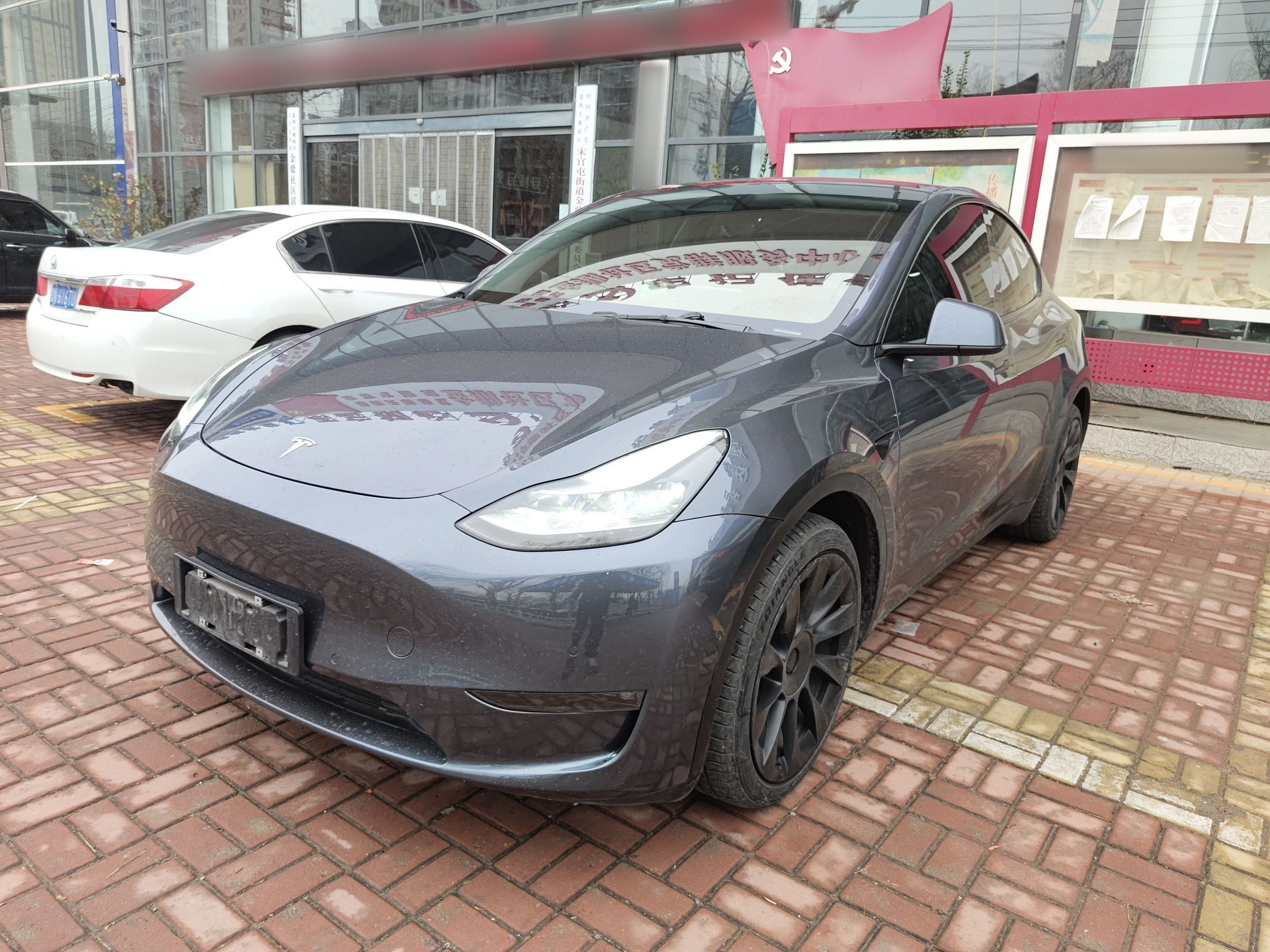 Под передней частью автомобиля