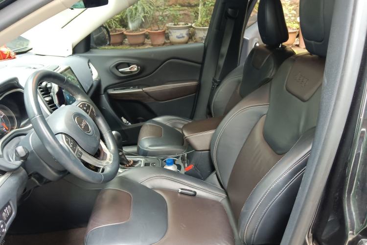 Used  Cherokee 2016 2.4L Leading Edition