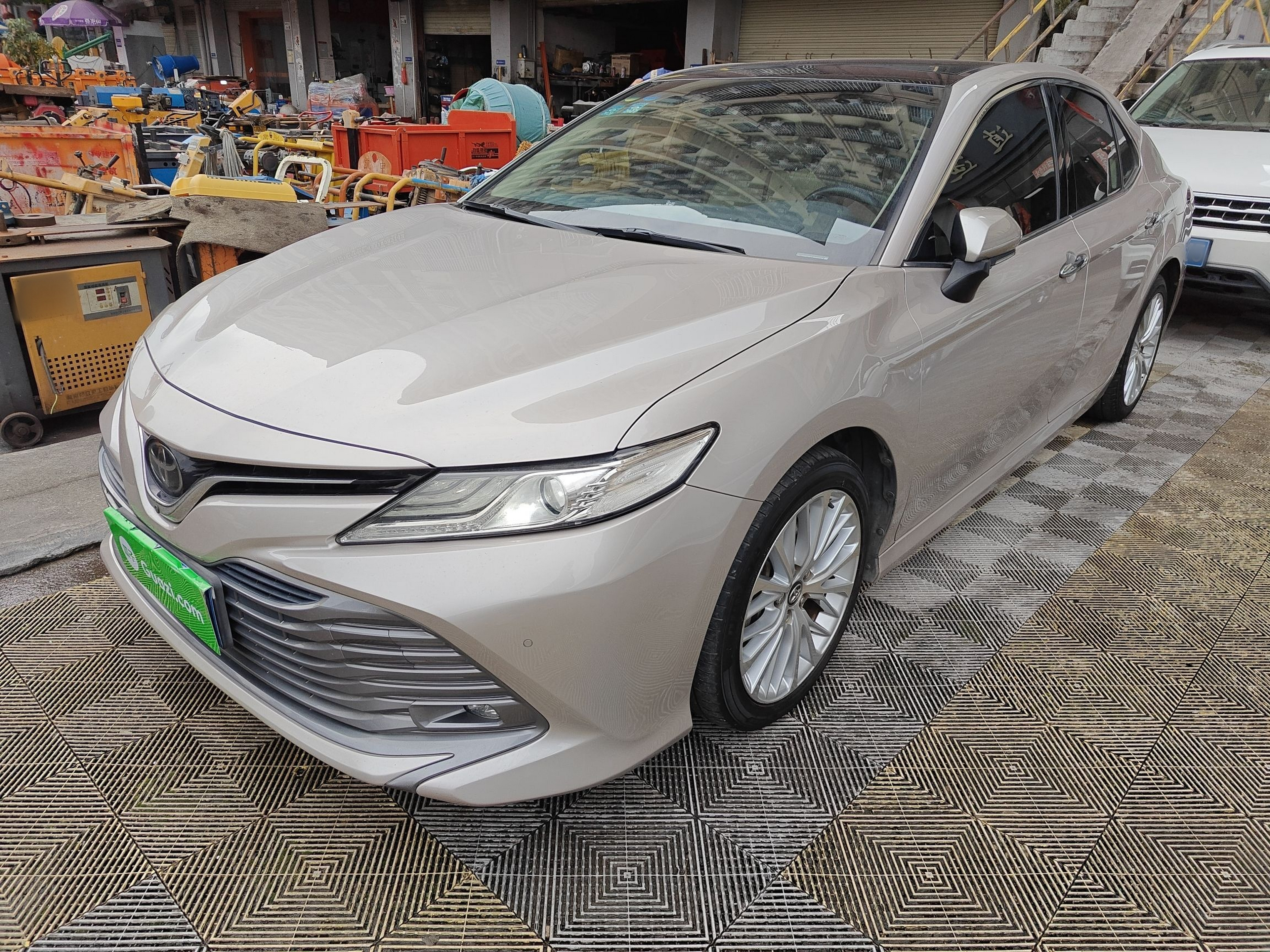 Под передней частью автомобиля