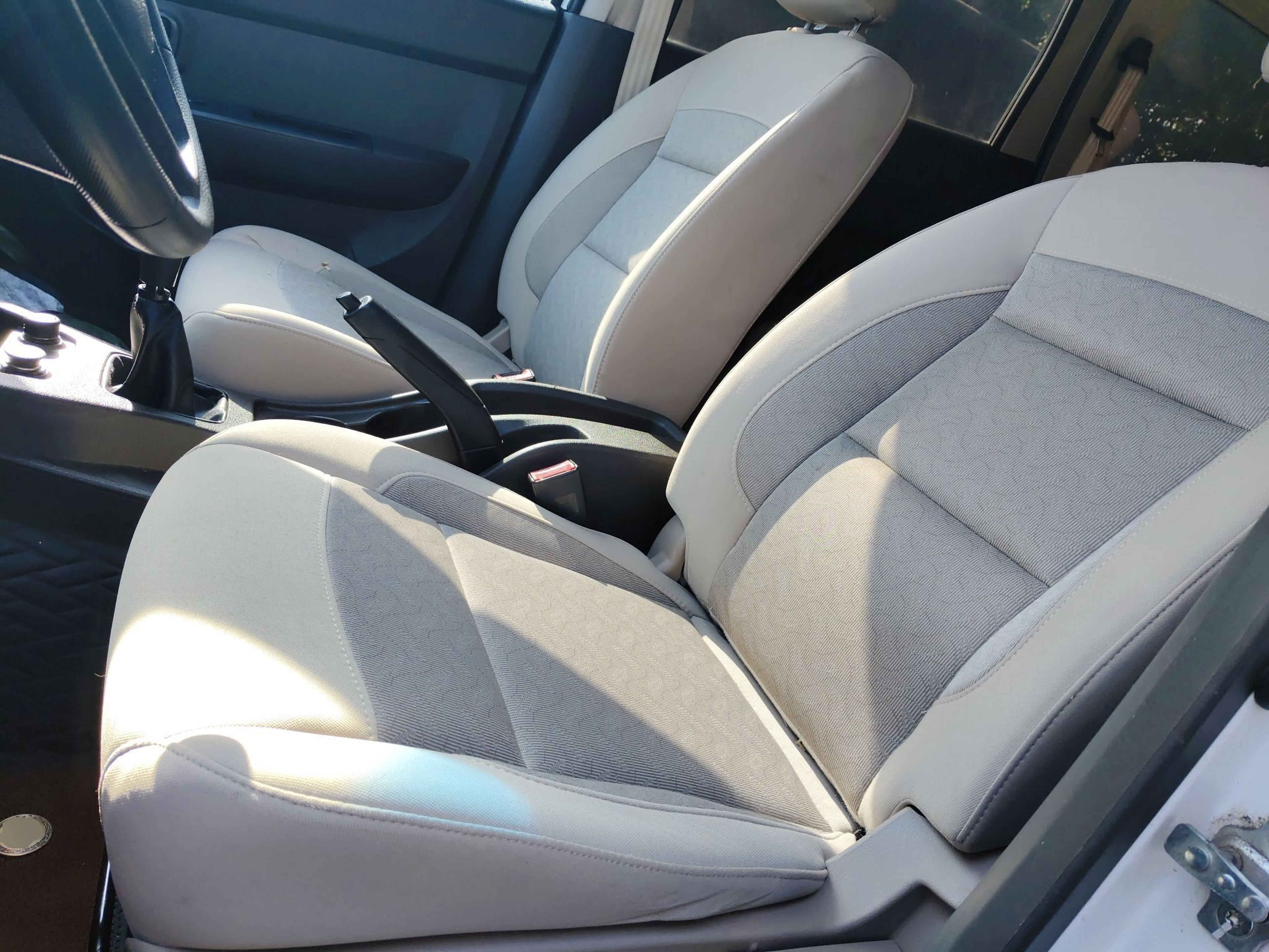 المقاعد الأمامية داخل السيارة