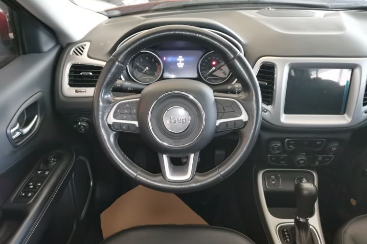 Used  Compass 2017 200T Automatic Family Edition
