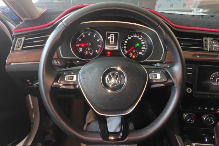 Used Volkswagen Magotan 2017 330TSI DSG Leading Model
