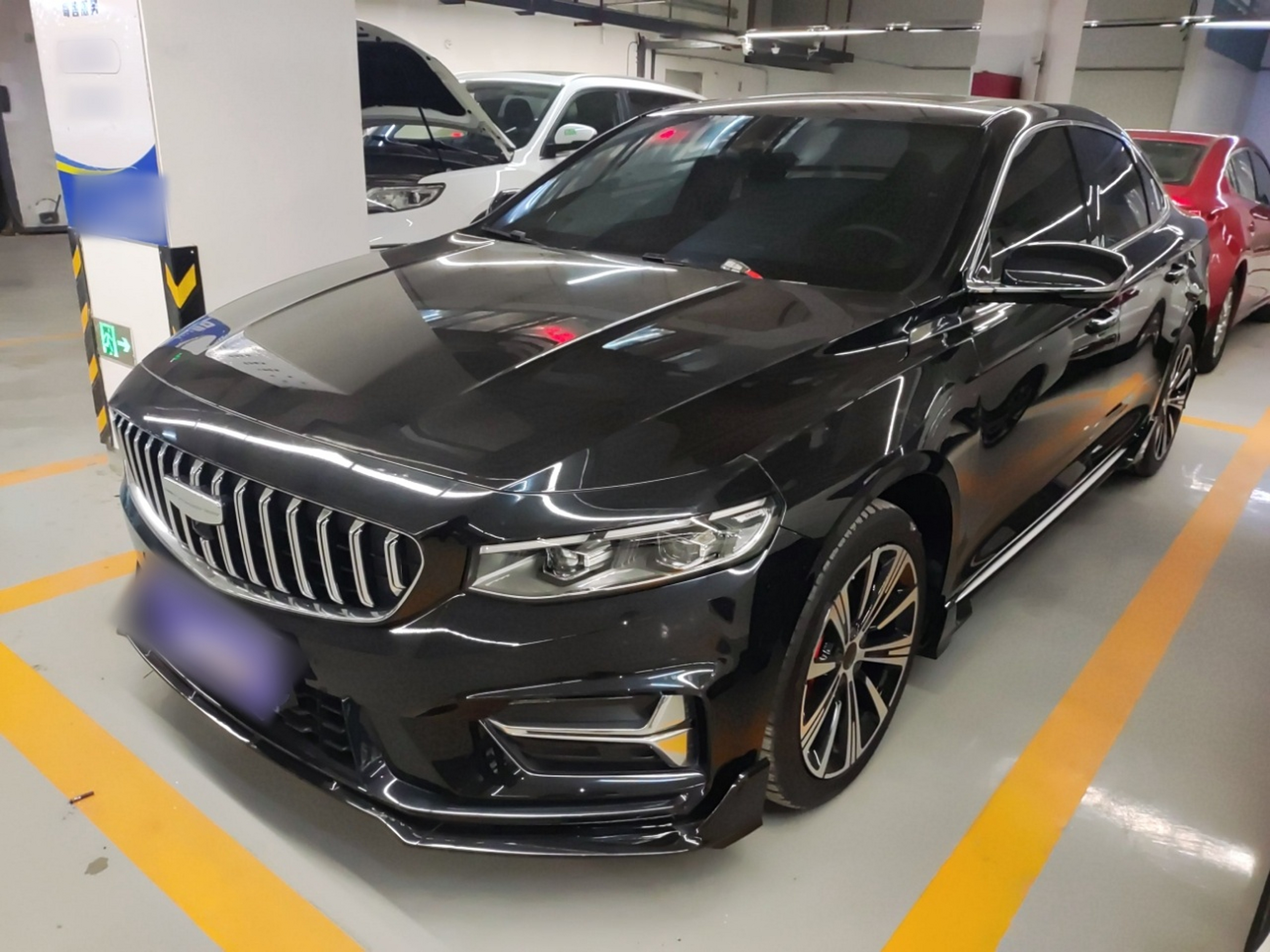 تحت مقدمة السيارة