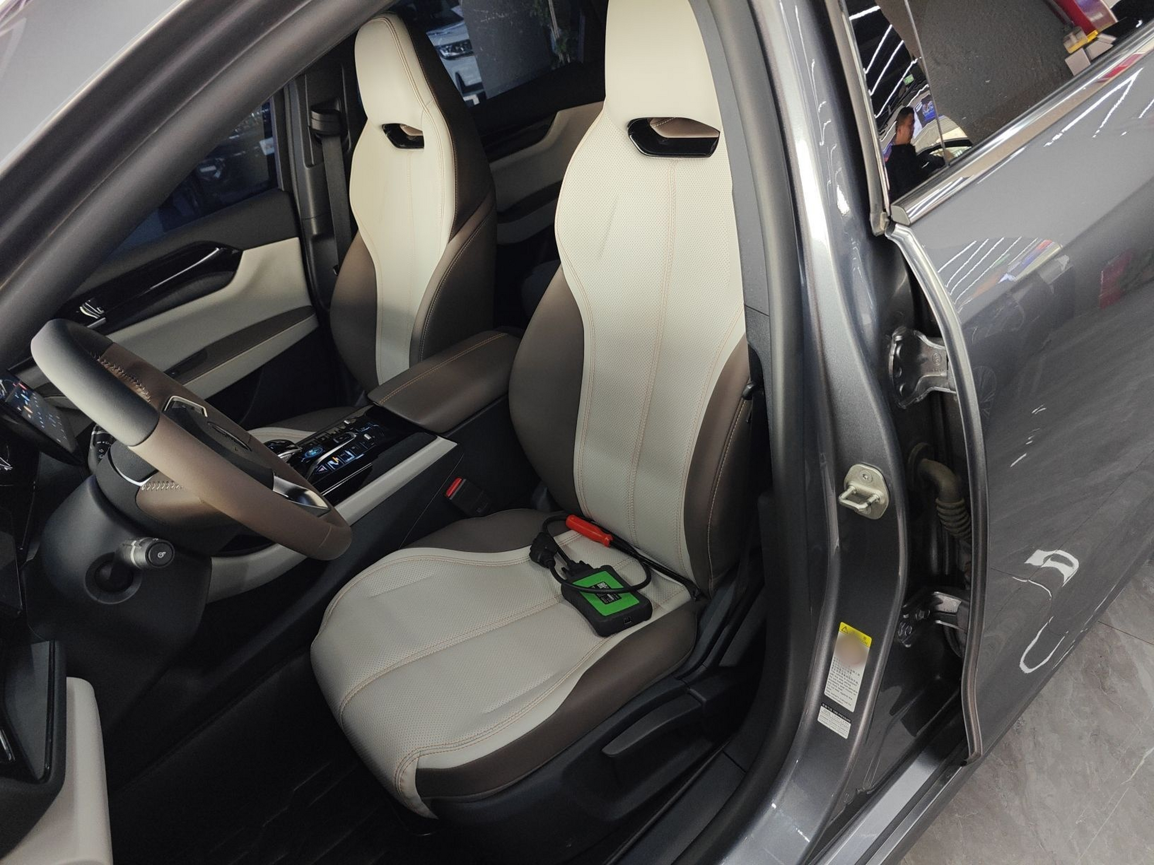 Переднее сиденье в автомобиле