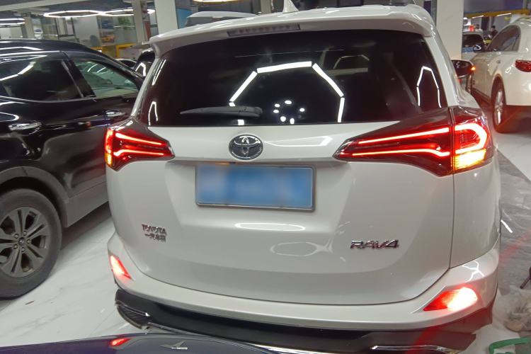 Used Toyota RAV4 2016 2.0L CVT Two-Wheel Drive Fashion Edition China V Standard
