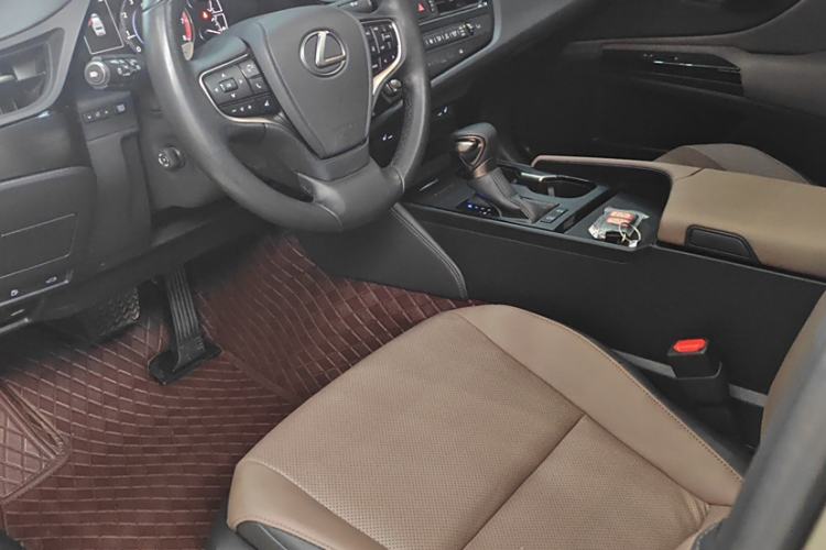 Used Lexus ES 2023 200 Excellence Edition
