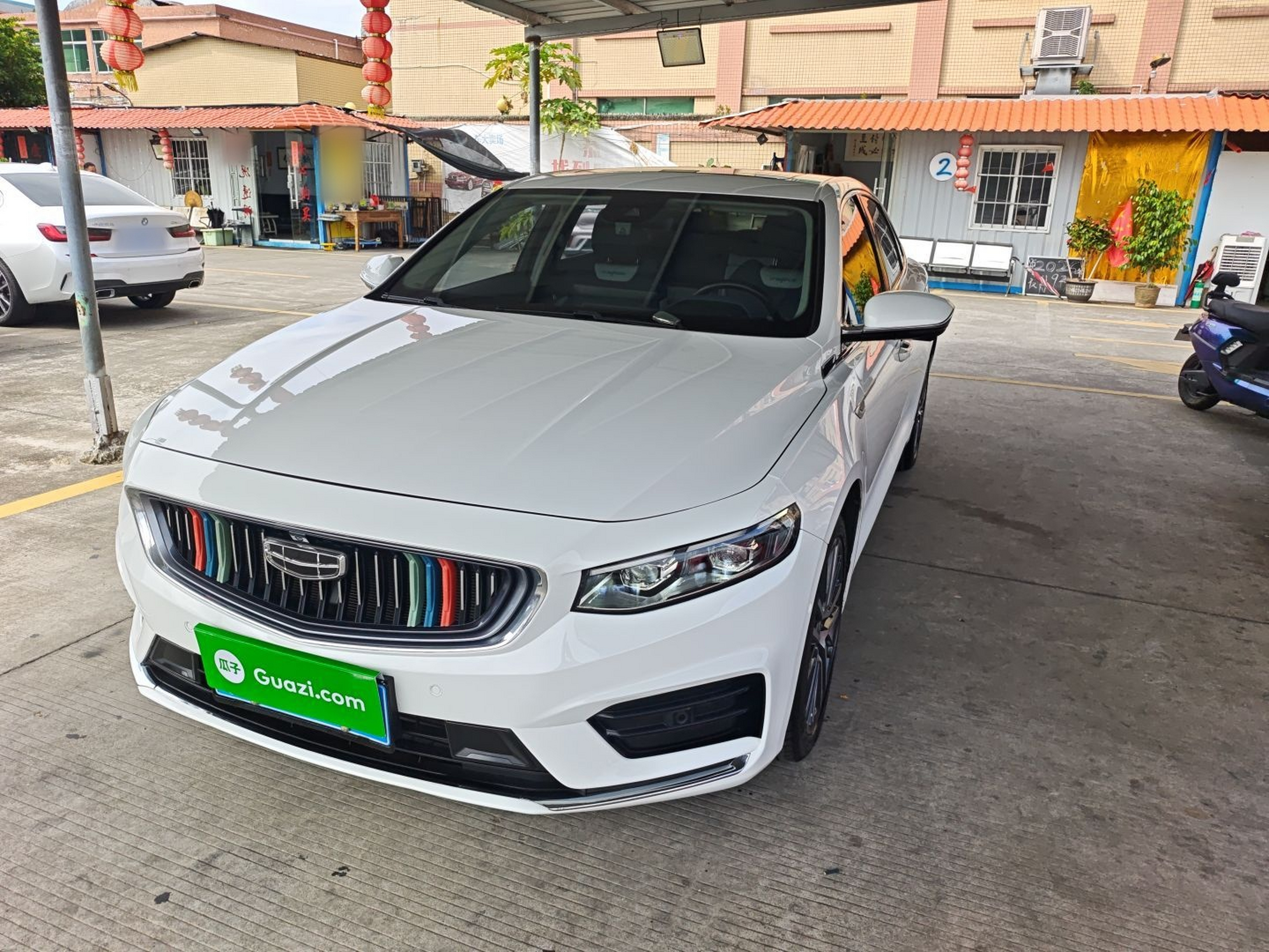 تحت مقدمة السيارة