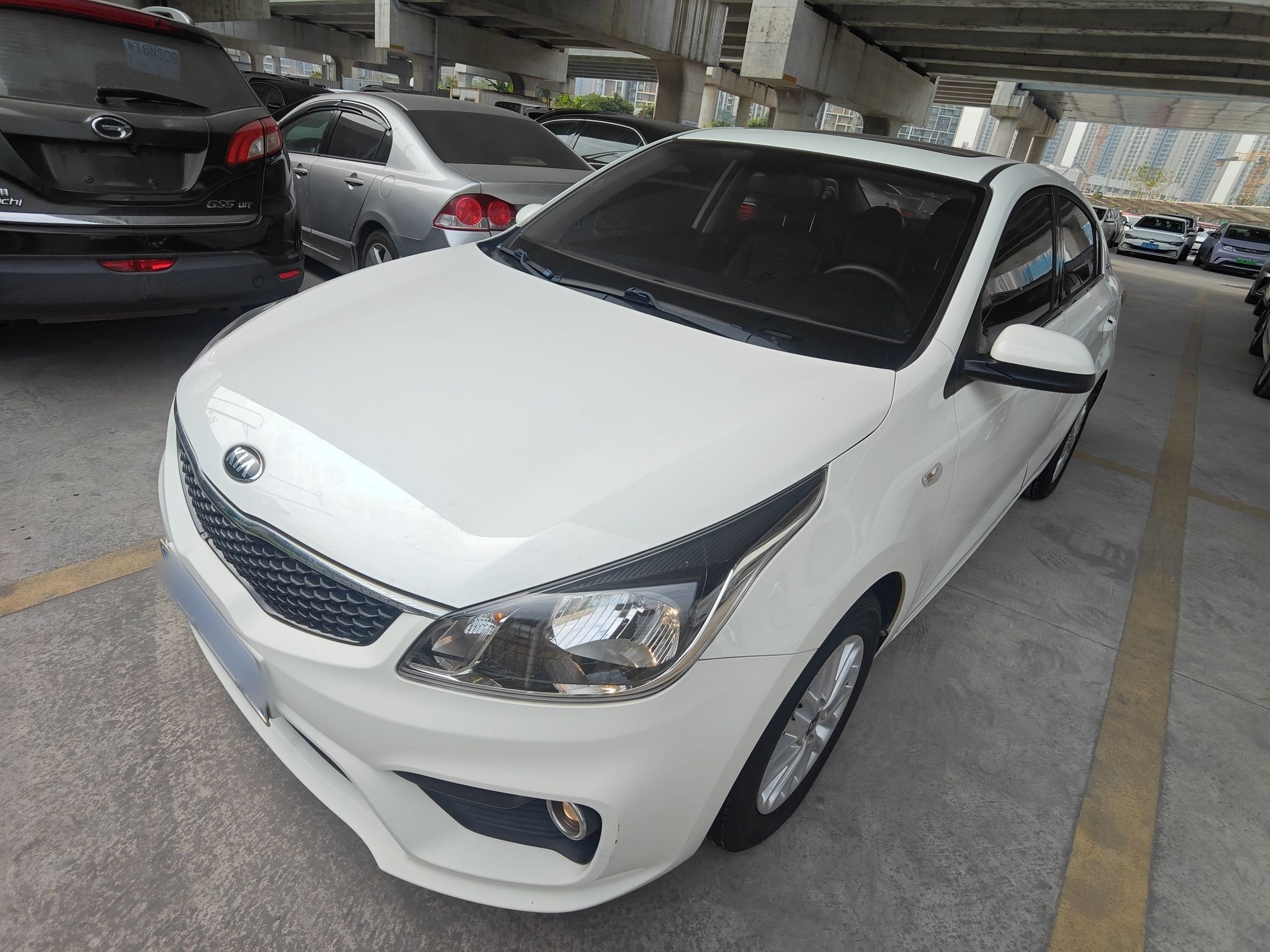 Под передней частью автомобиля