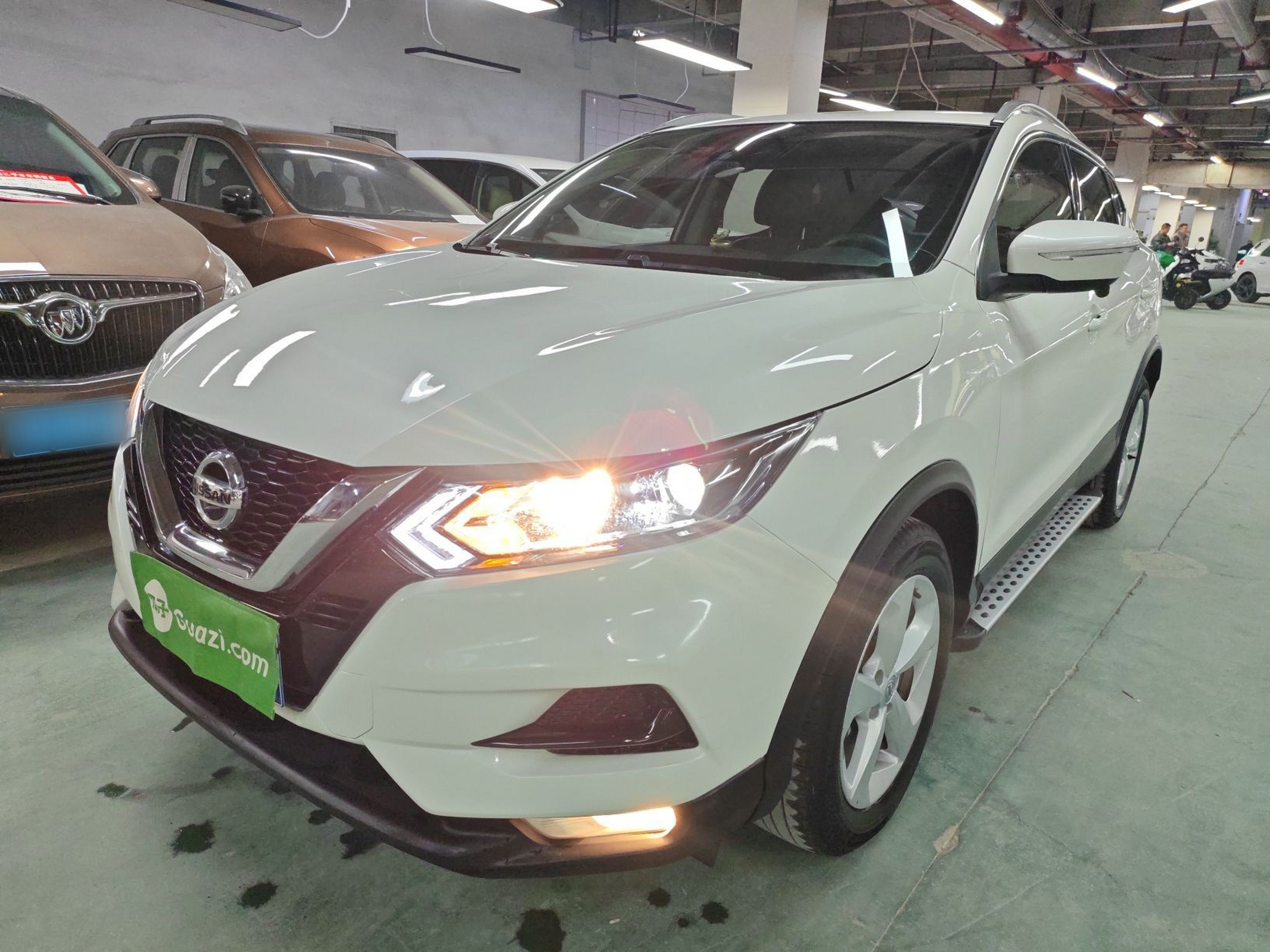 Под передней частью автомобиля