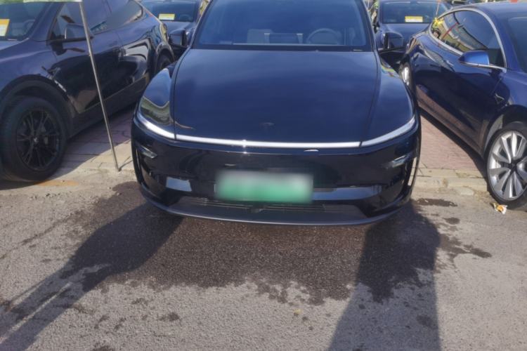 Used Tesla Model Y L 2025 Long-Range All-Wheel-Drive Version
