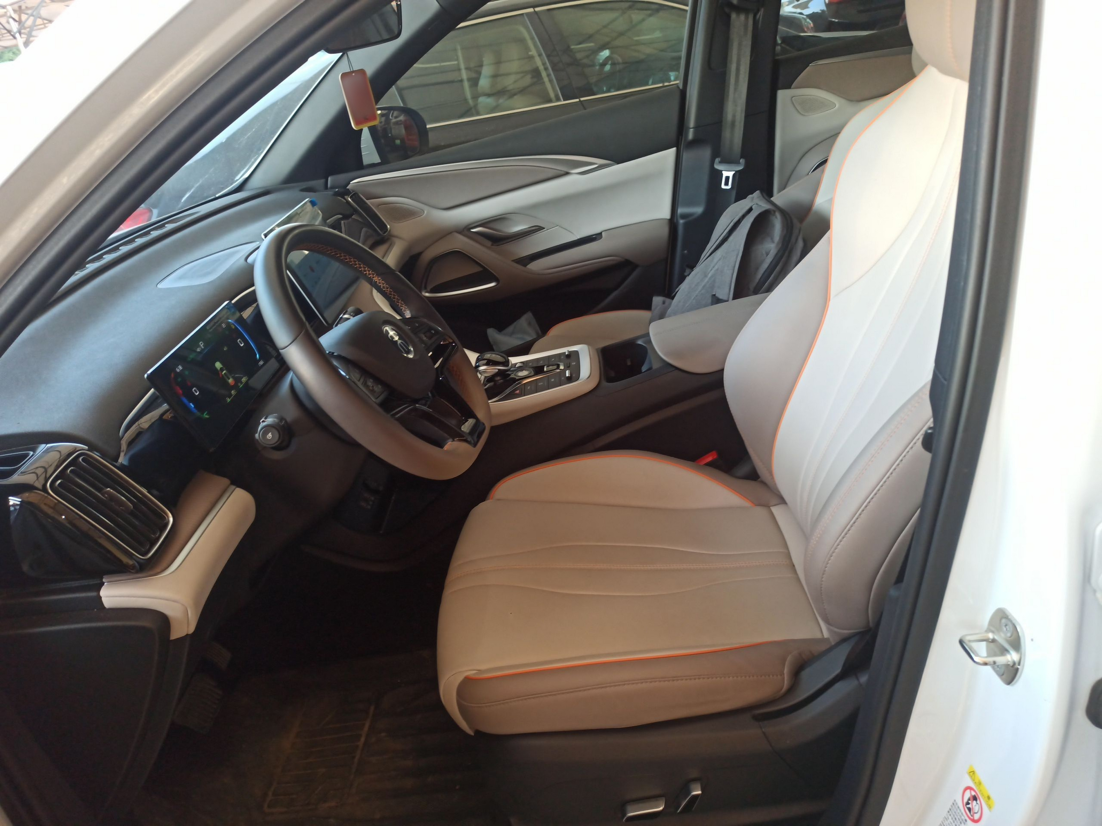 المقاعد الأمامية داخل السيارة