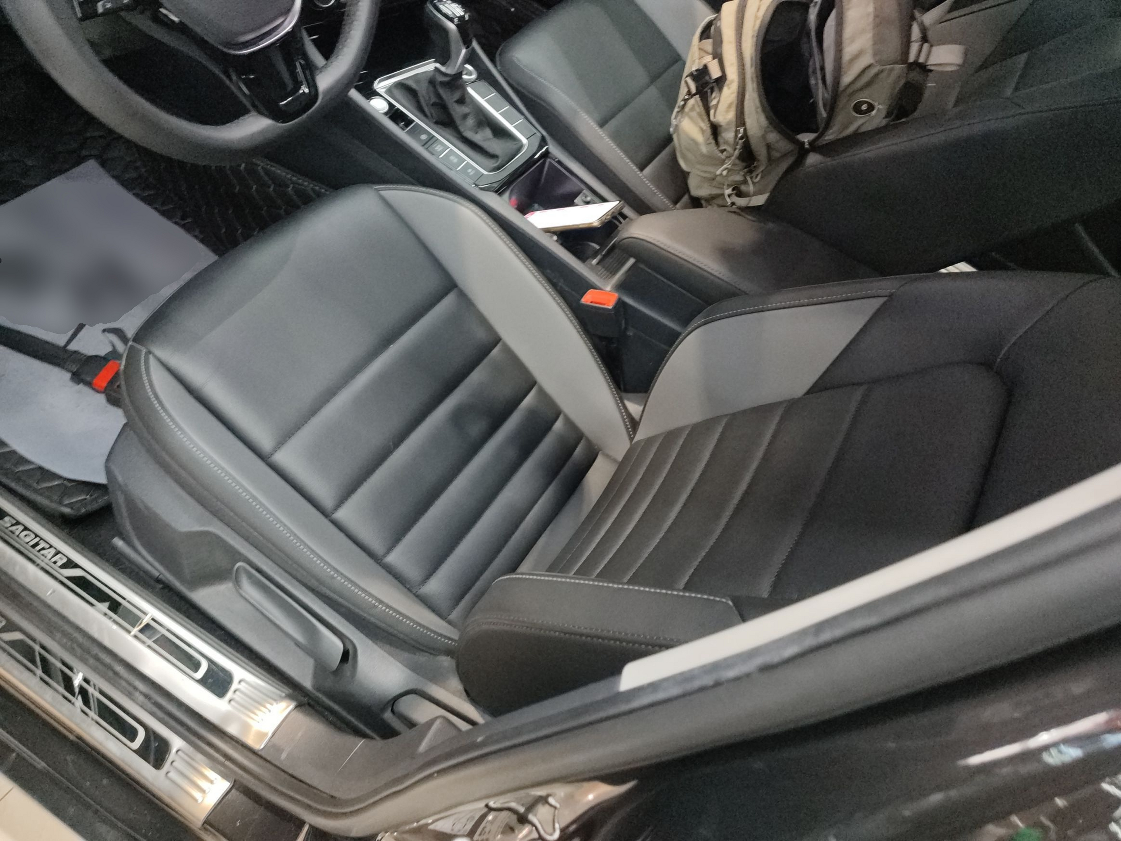 Переднее сиденье в автомобиле