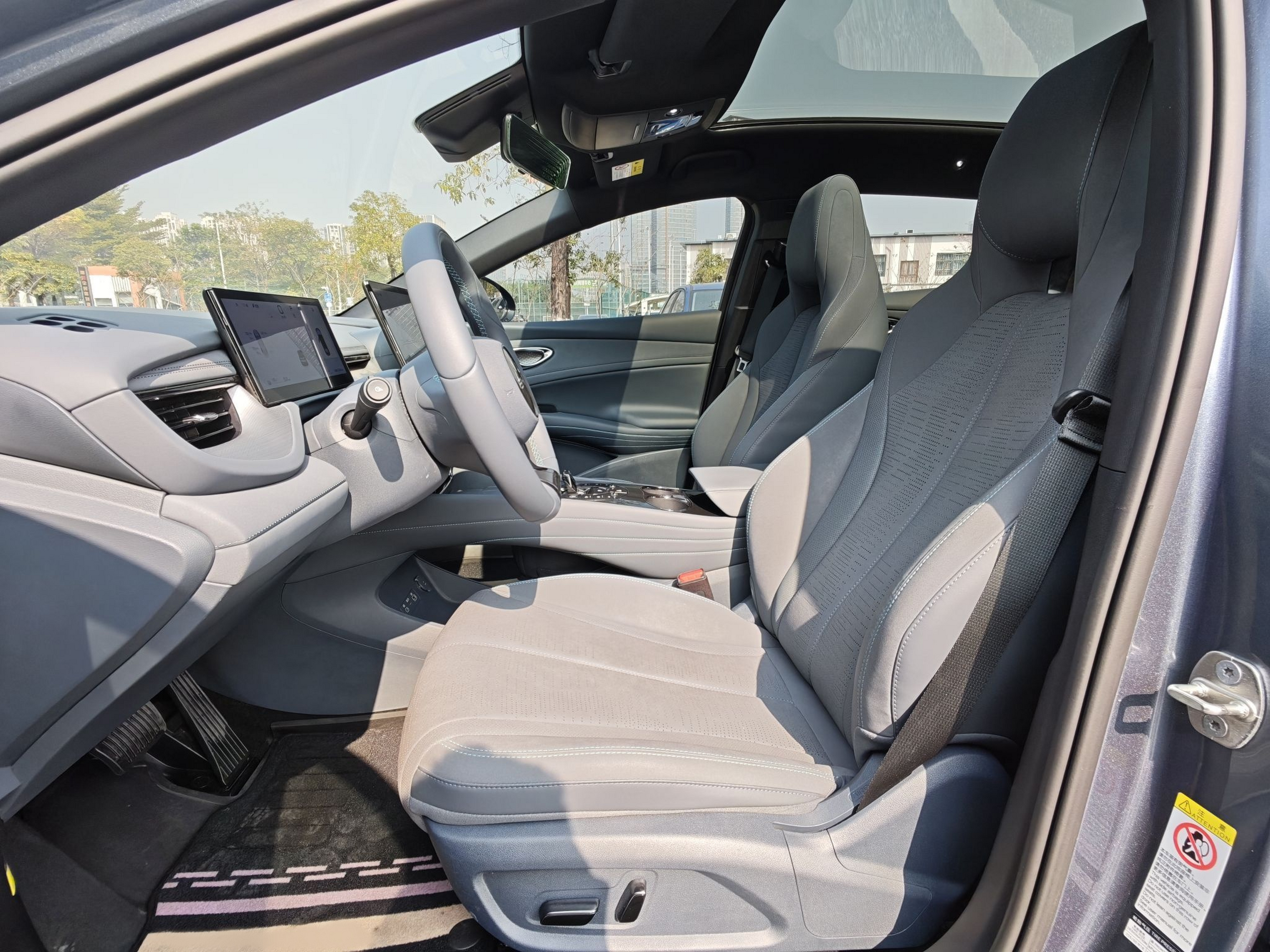 المقاعد الأمامية داخل السيارة