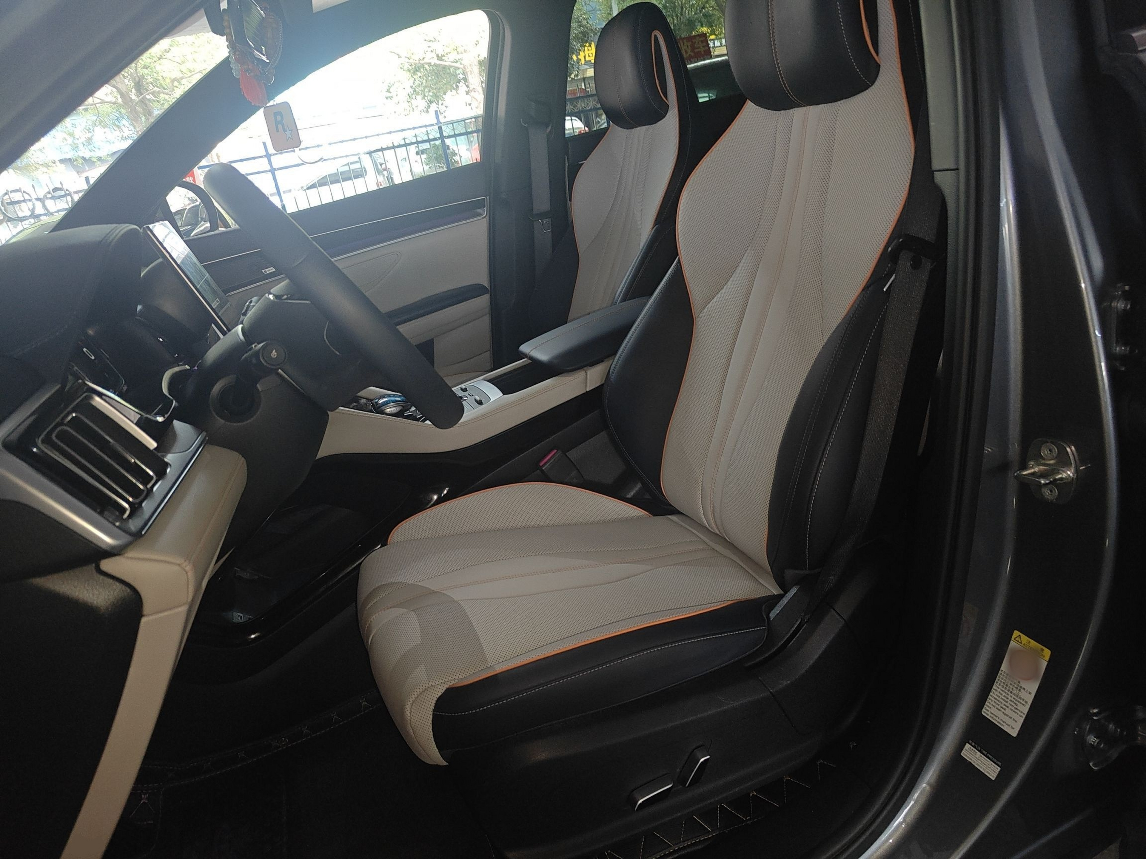 المقاعد الأمامية داخل السيارة