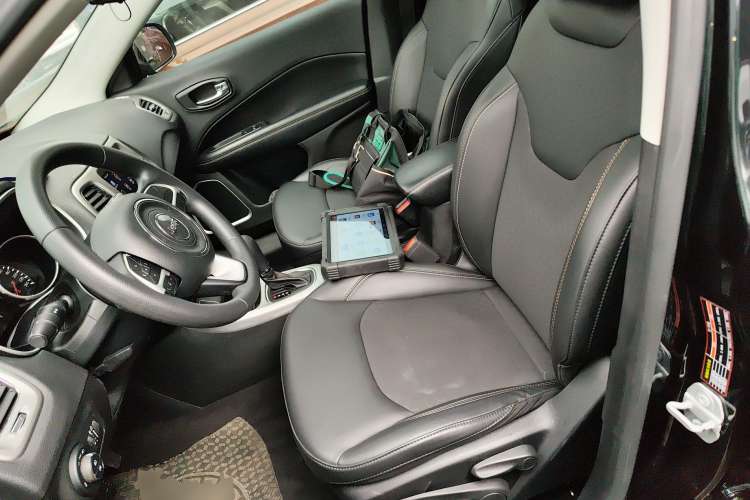 Used  Compass 2020 220T Automatic Leading Edition
