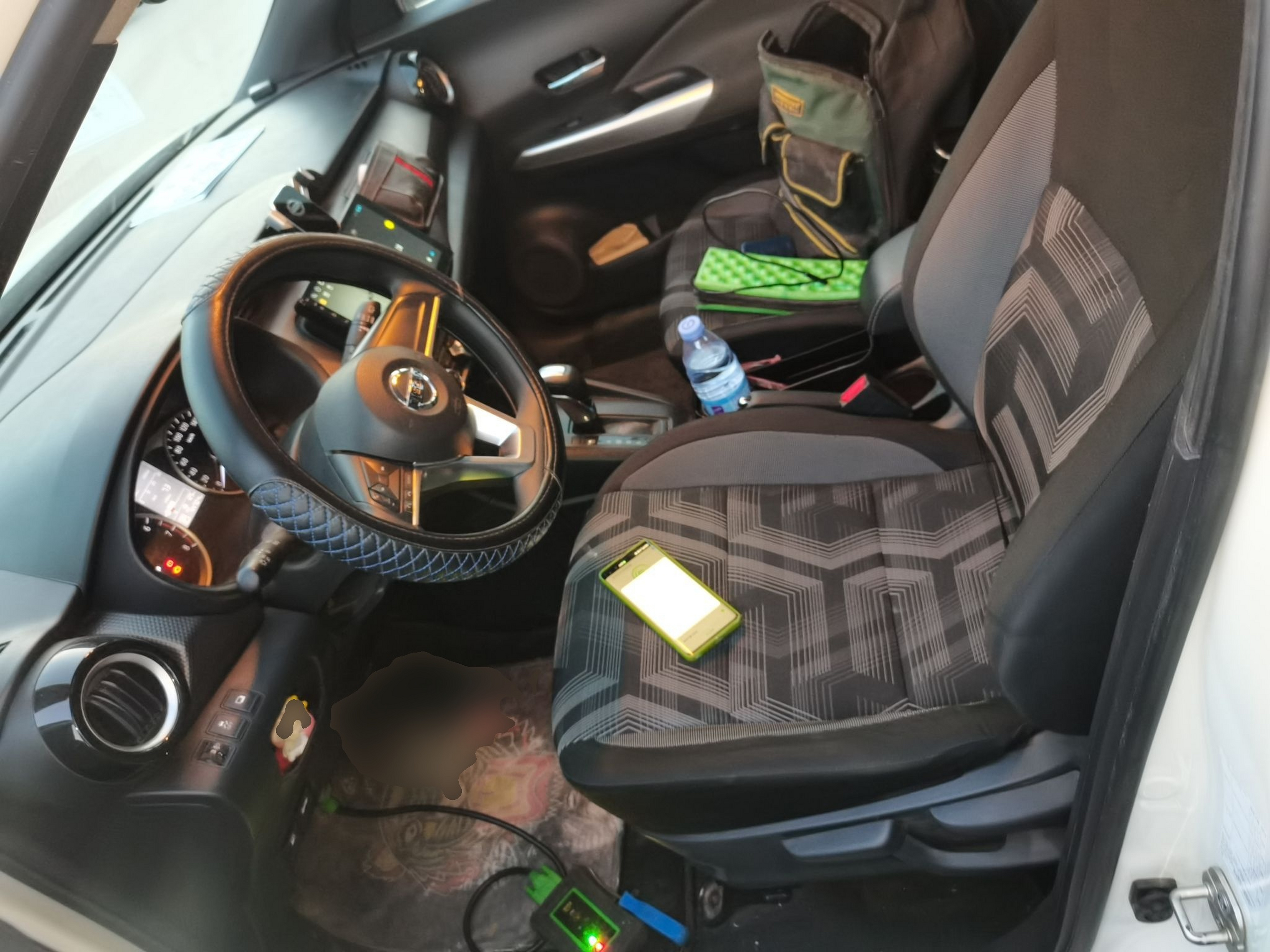 المقاعد الأمامية داخل السيارة