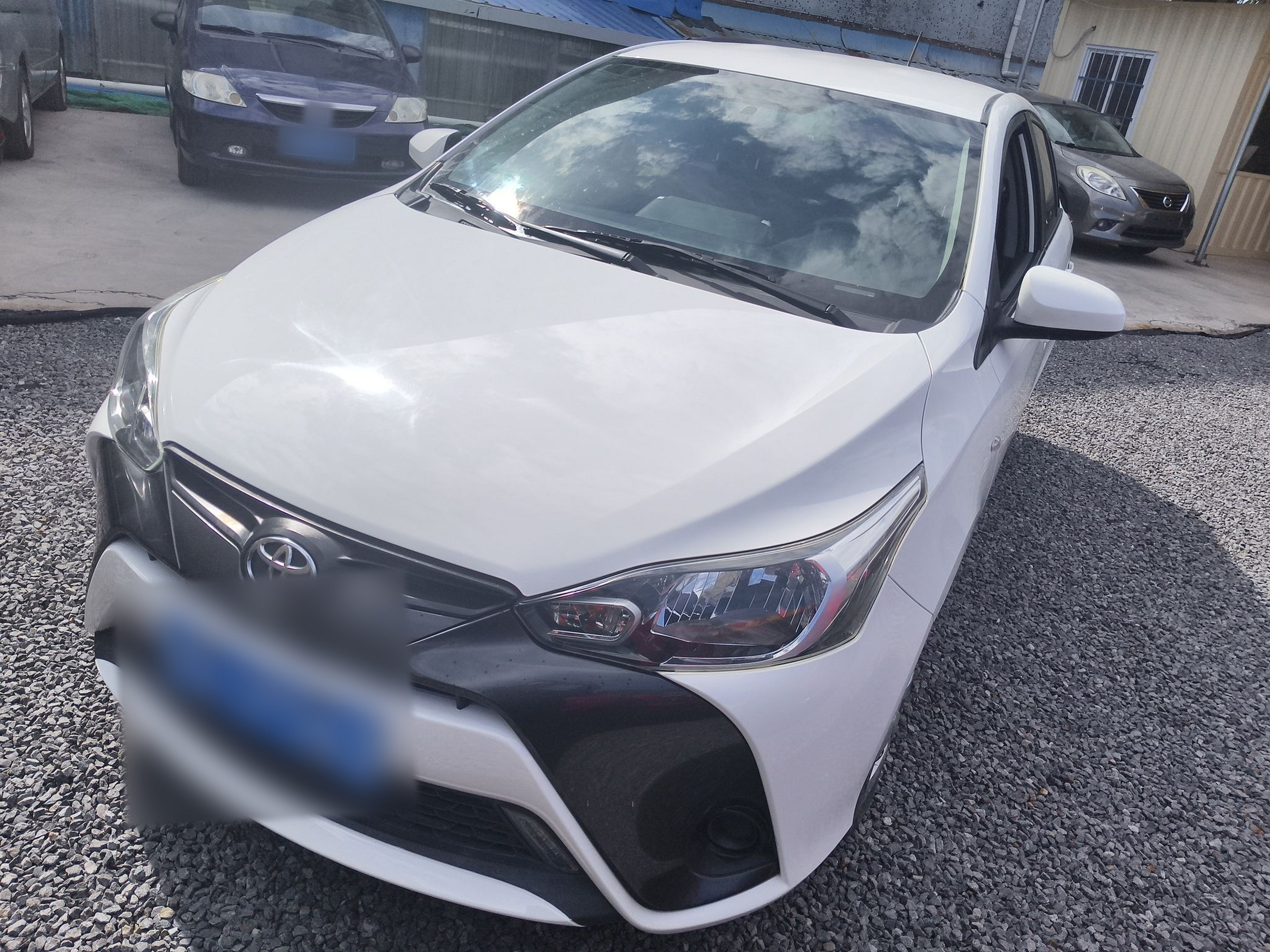 تحت مقدمة السيارة