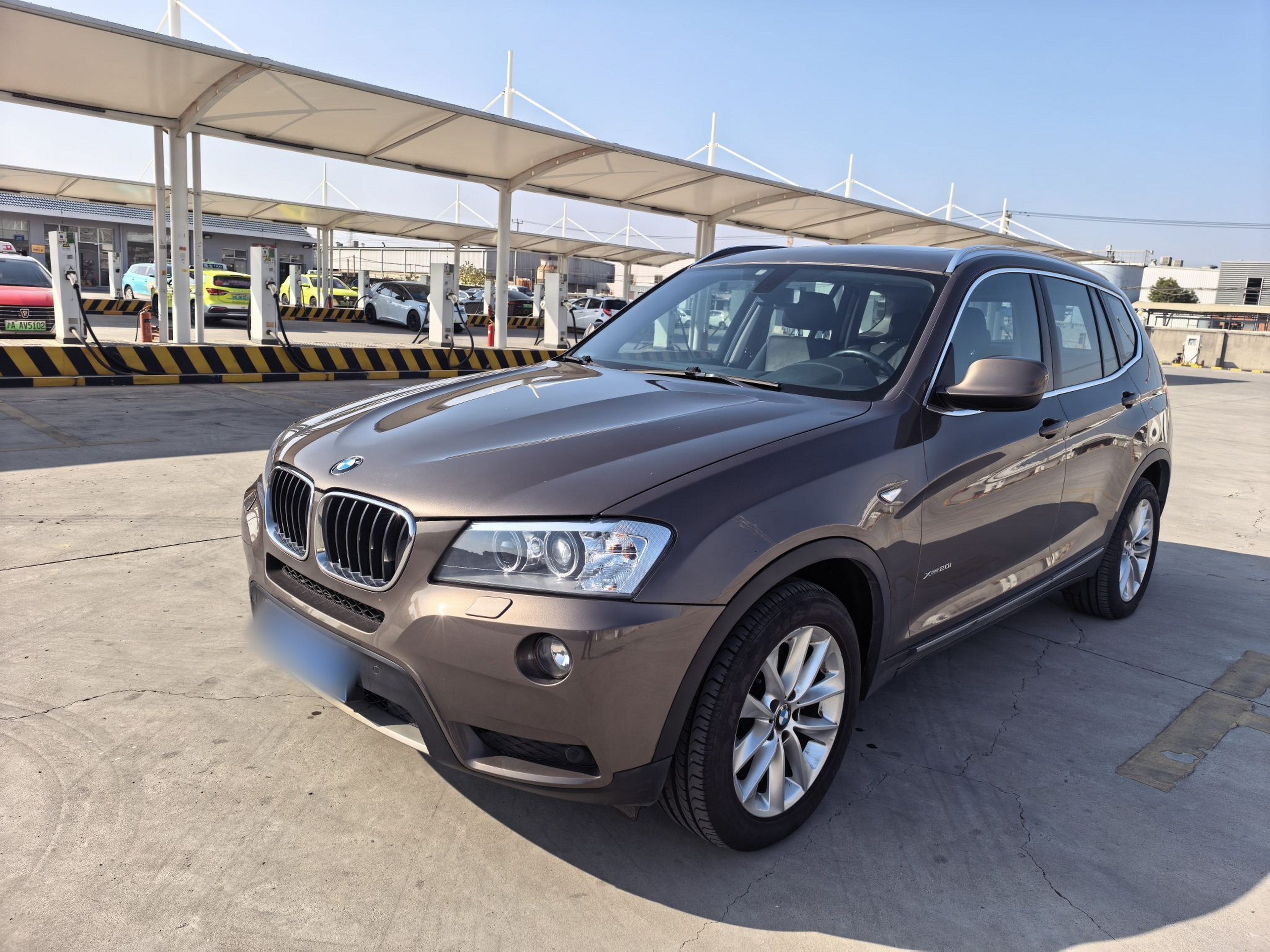 Под передней частью автомобиля