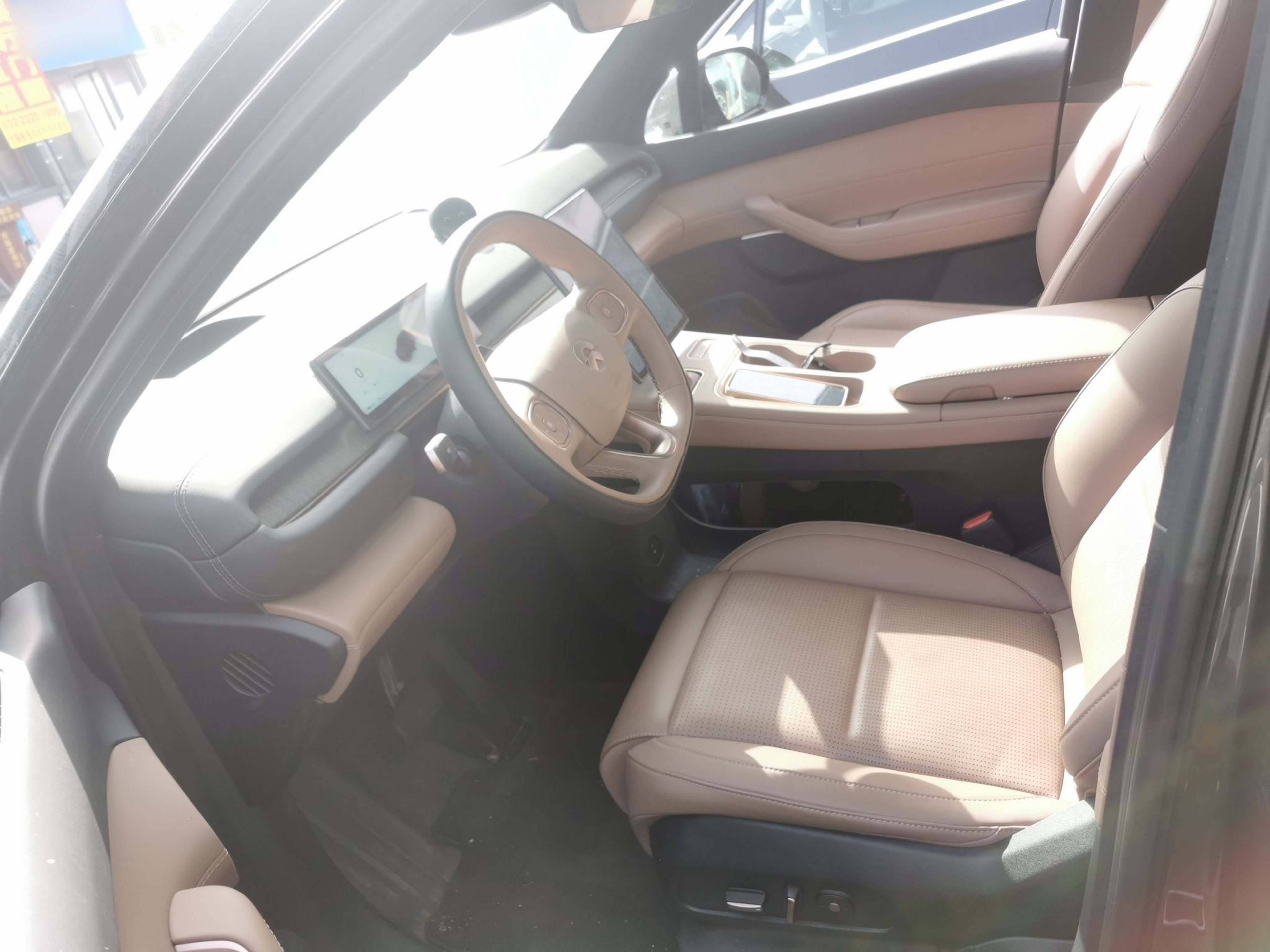 المقاعد الأمامية داخل السيارة