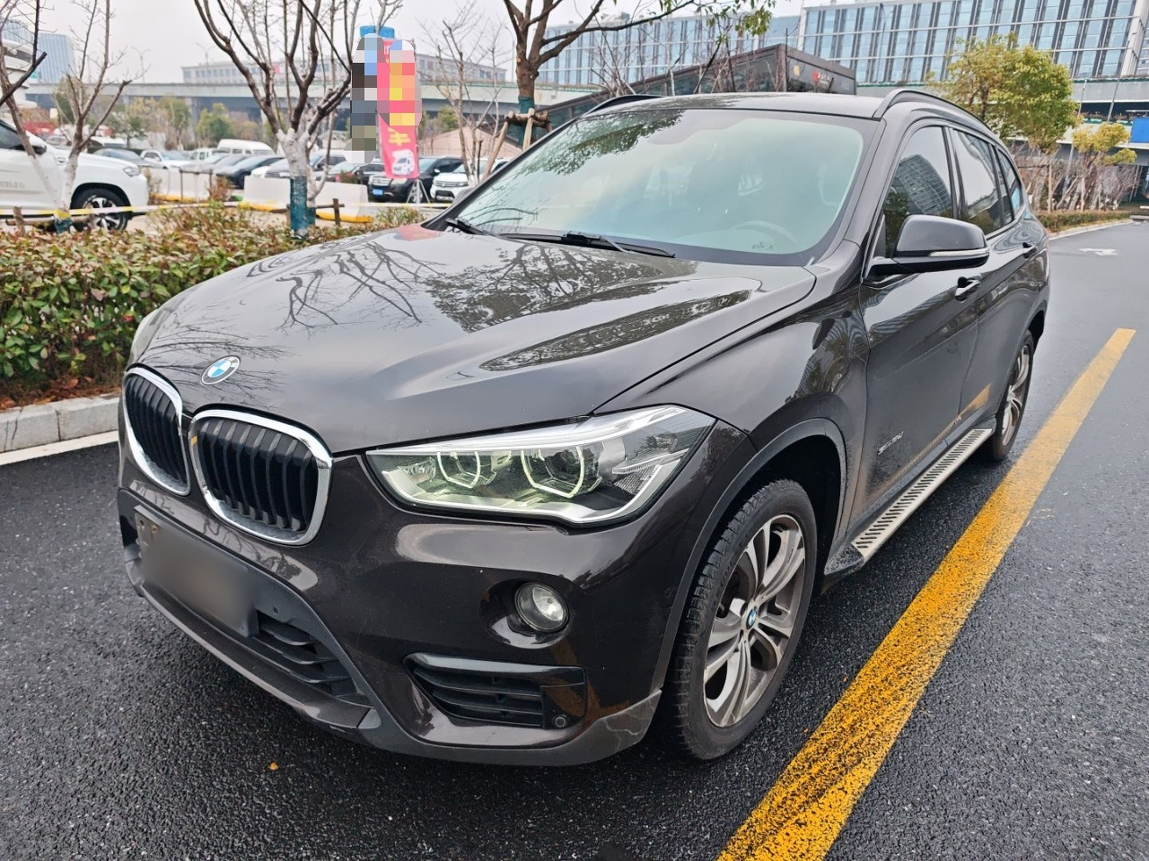 Под передней частью автомобиля