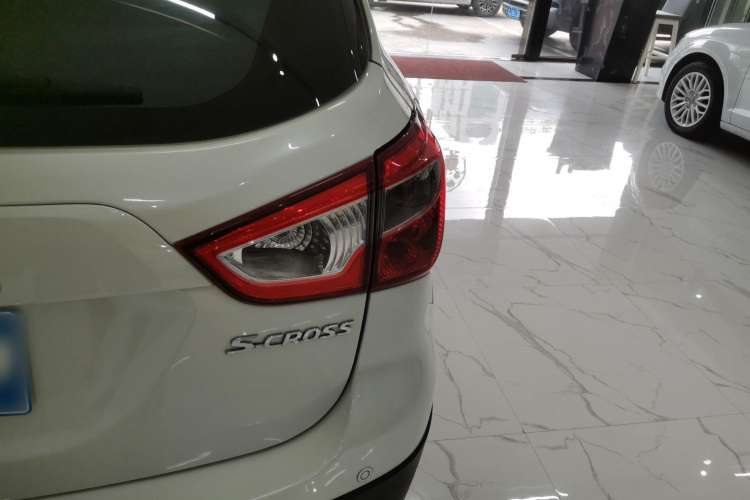 Used Suzuki S-Cross 2015 1.6L CVT Two-Wheel Drive Entry-Level Trim
