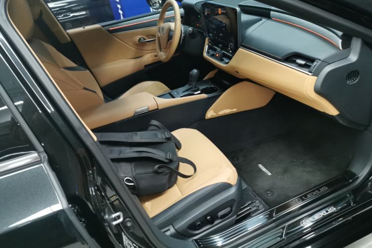 Used Lexus ES 2025 300h Deluxe Edition
