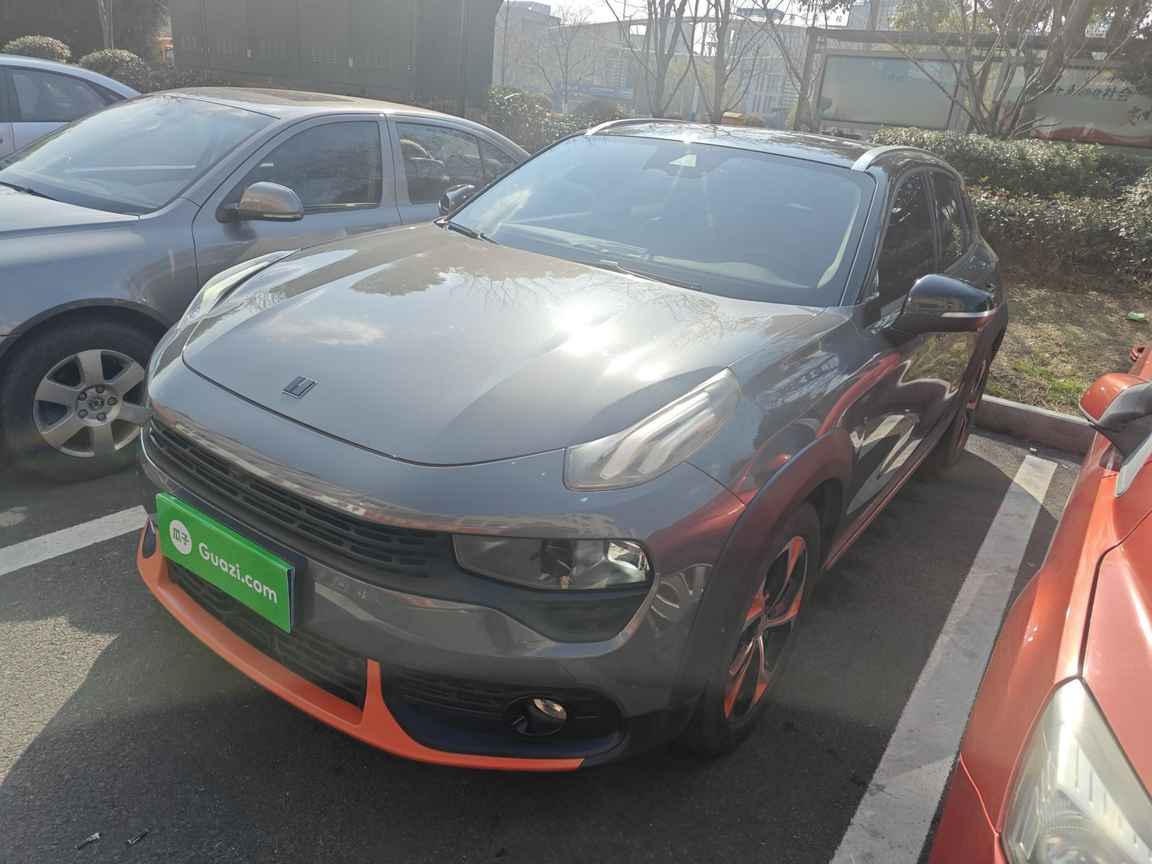 Под передней частью автомобиля