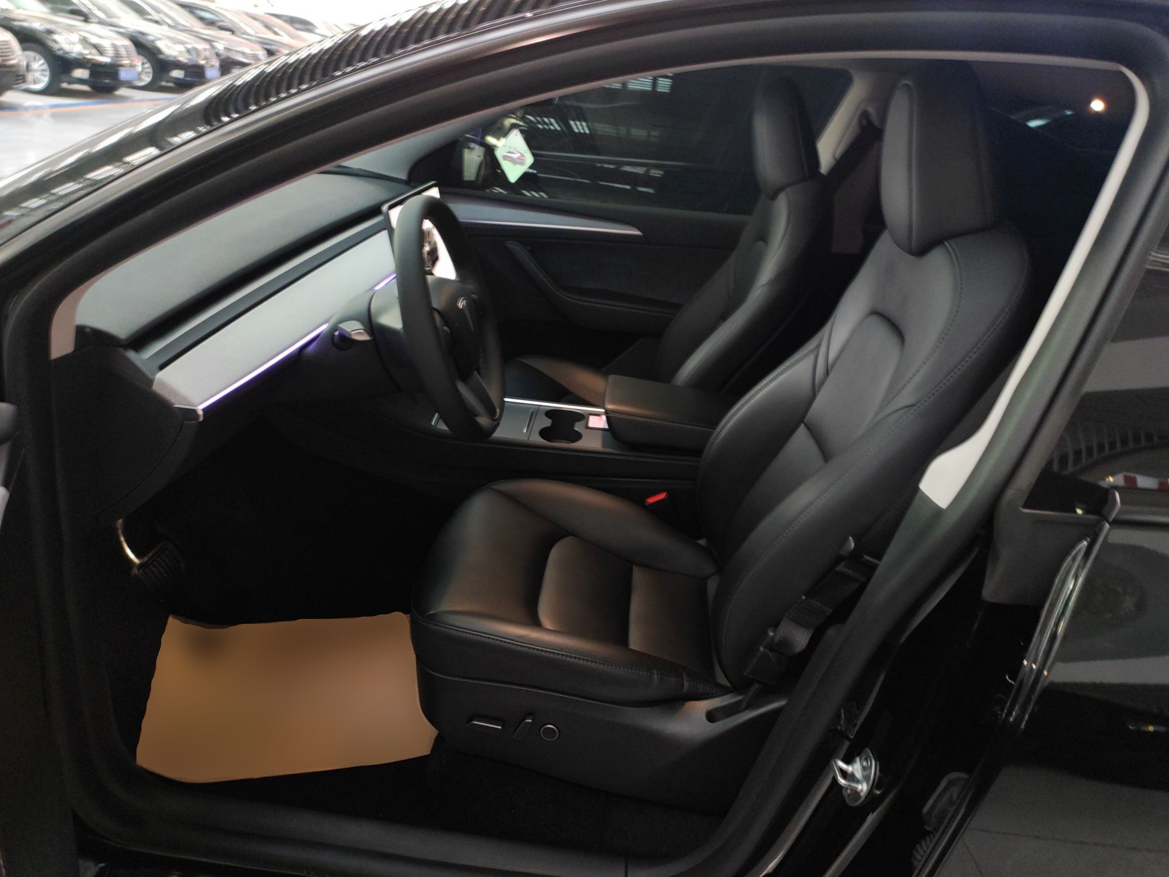 المقاعد الأمامية داخل السيارة