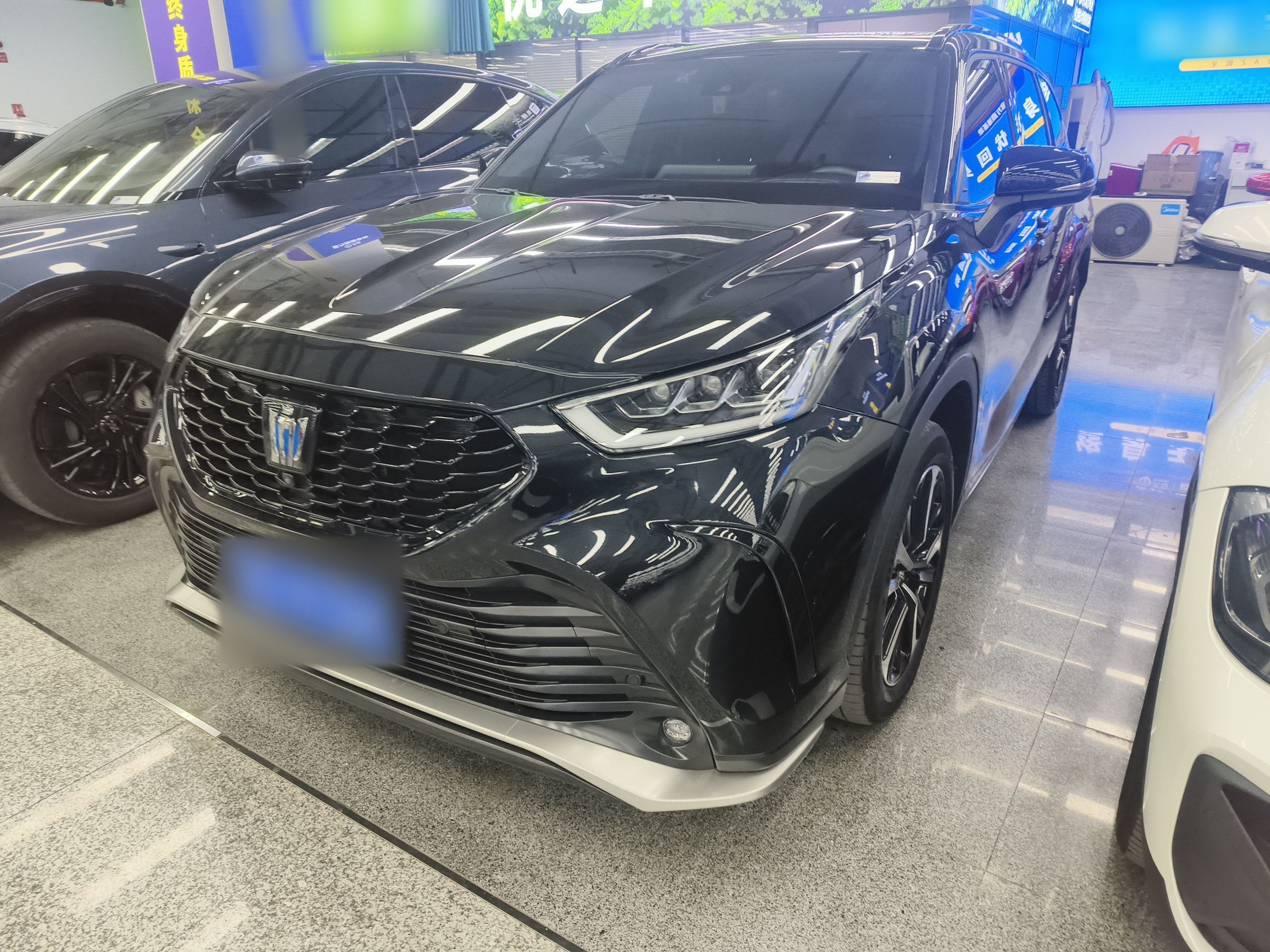 تحت مقدمة السيارة