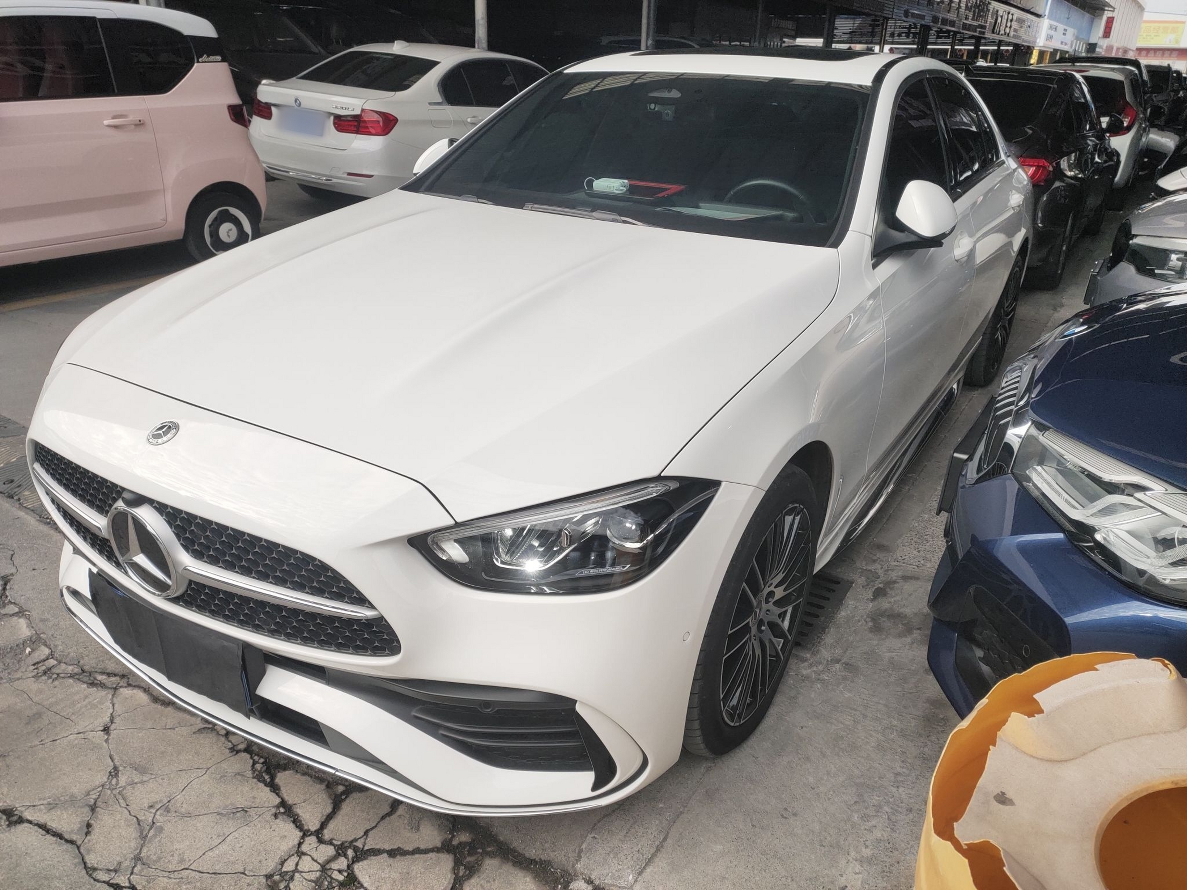 تحت مقدمة السيارة