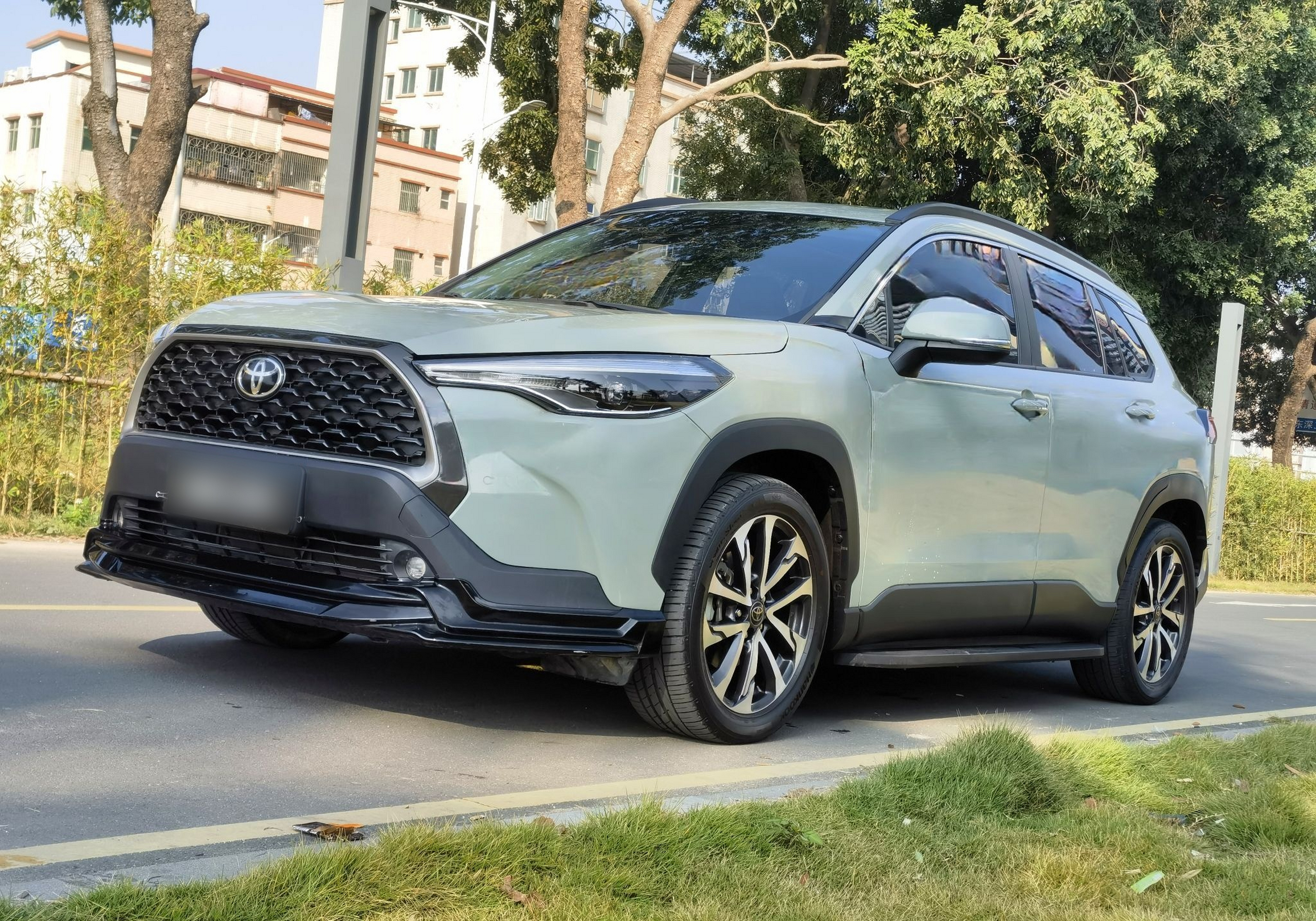 تحت مقدمة السيارة