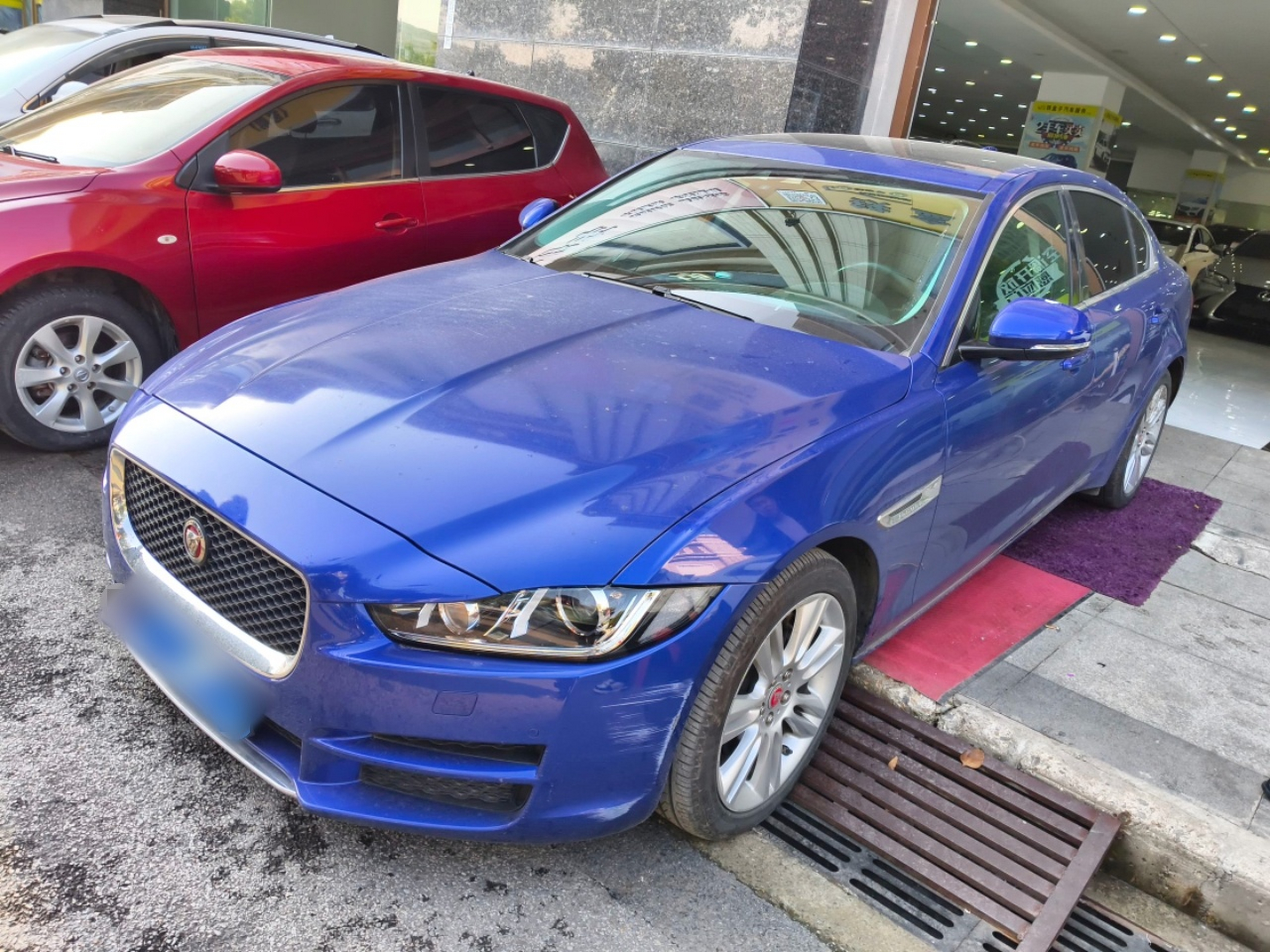 Под передней частью автомобиля