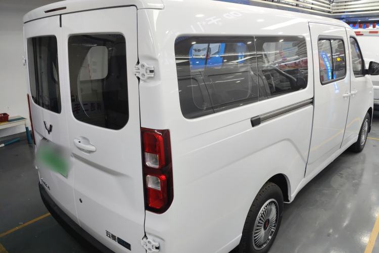Used Wuling Yangguang 2024 300KM Comfort Version Passenger Van 75kW
