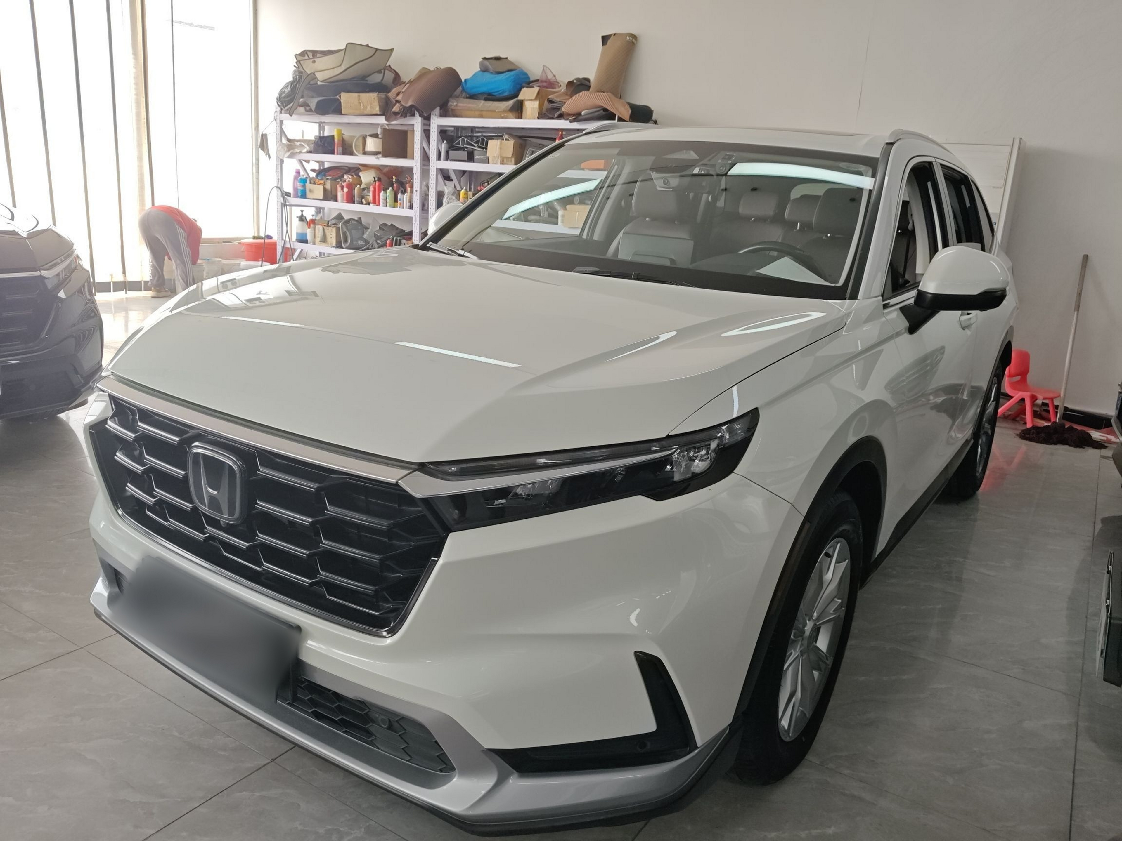 تحت مقدمة السيارة