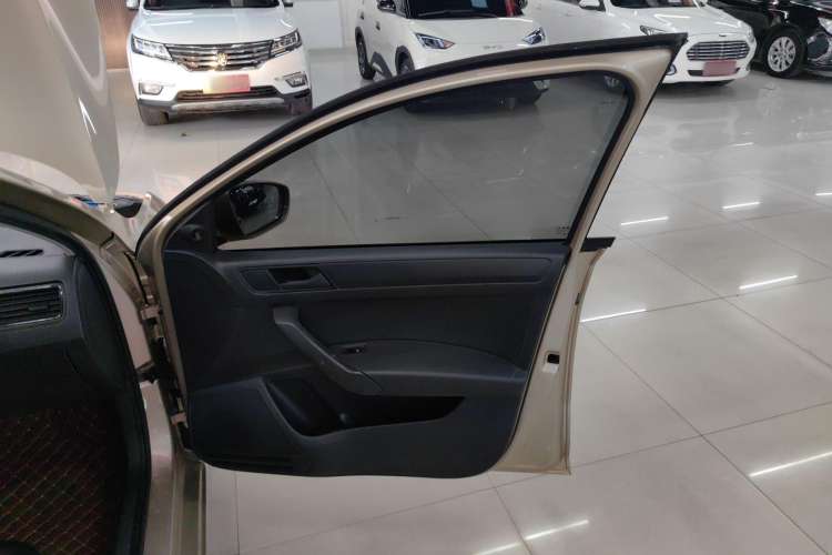 Used Volkswagen Santana 2013 1.6L Automatic Fashion Edition