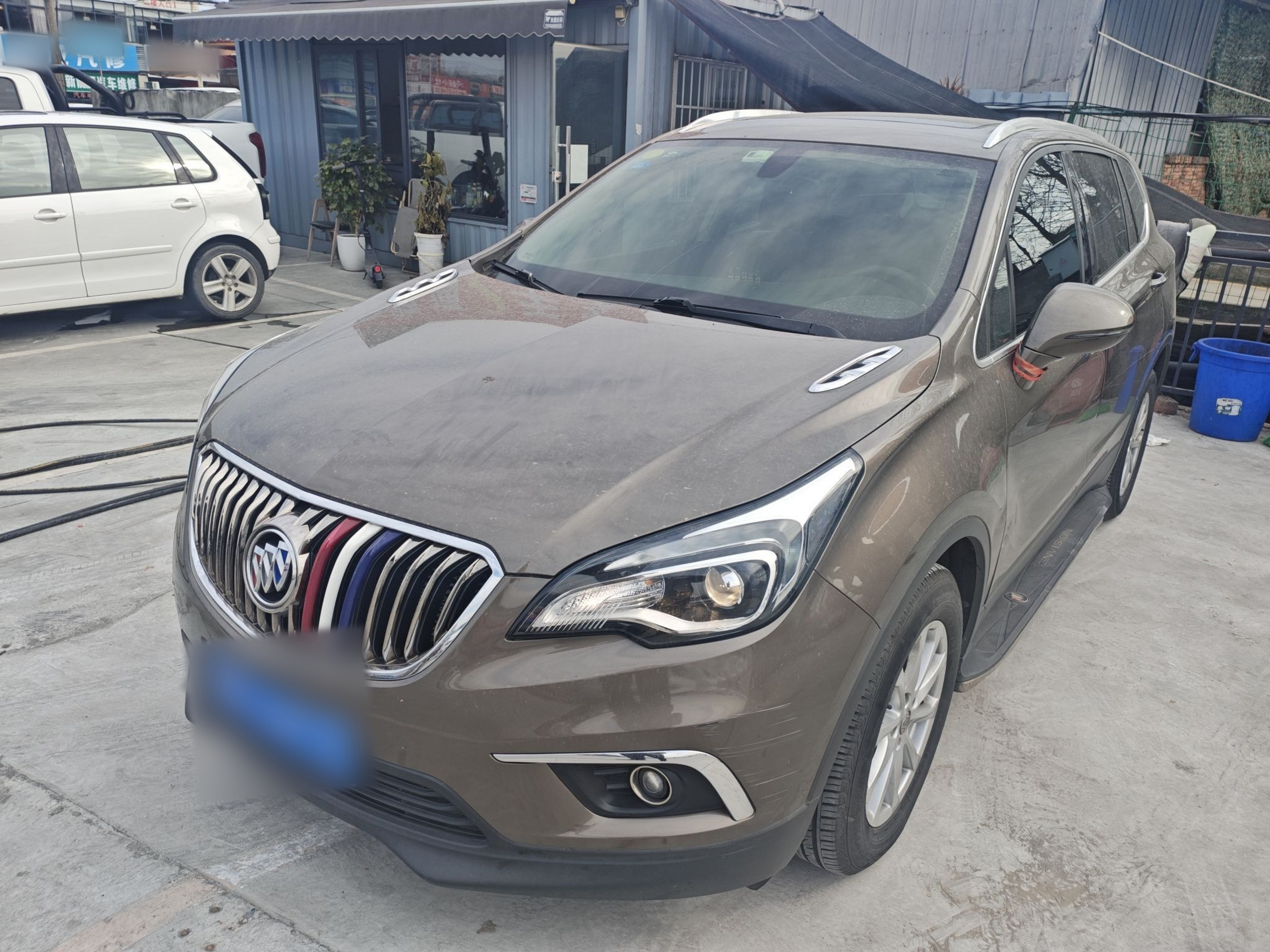 تحت مقدمة السيارة