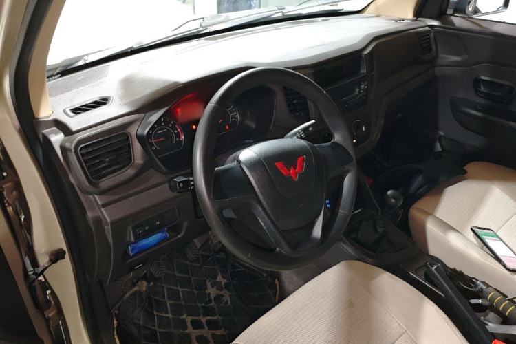 Used Wuling Hongguang V 2022 1.5L Jingqu Edition Enclosed-Window Vehicle with Electric Power Steering LAR