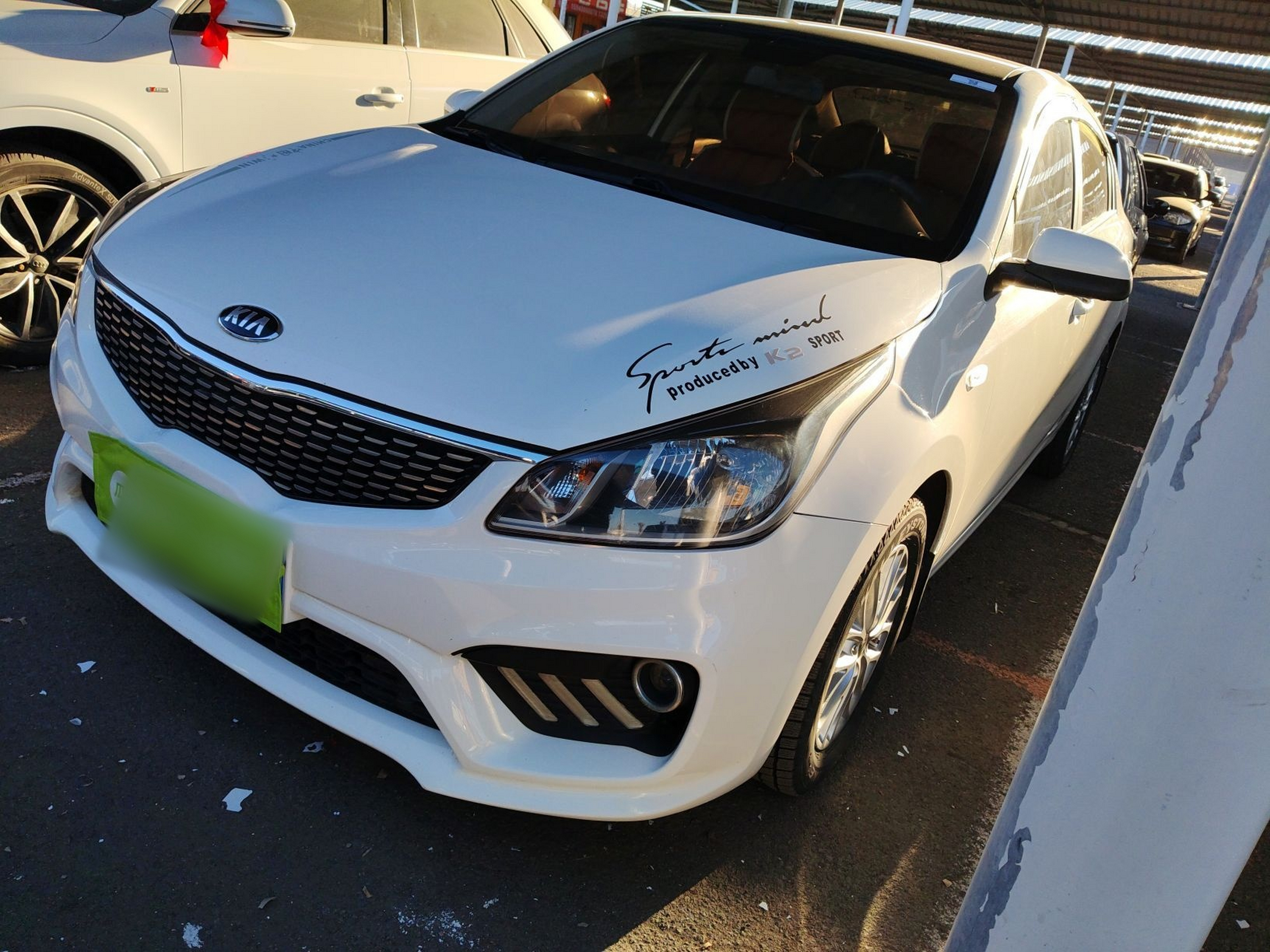 Под передней частью автомобиля