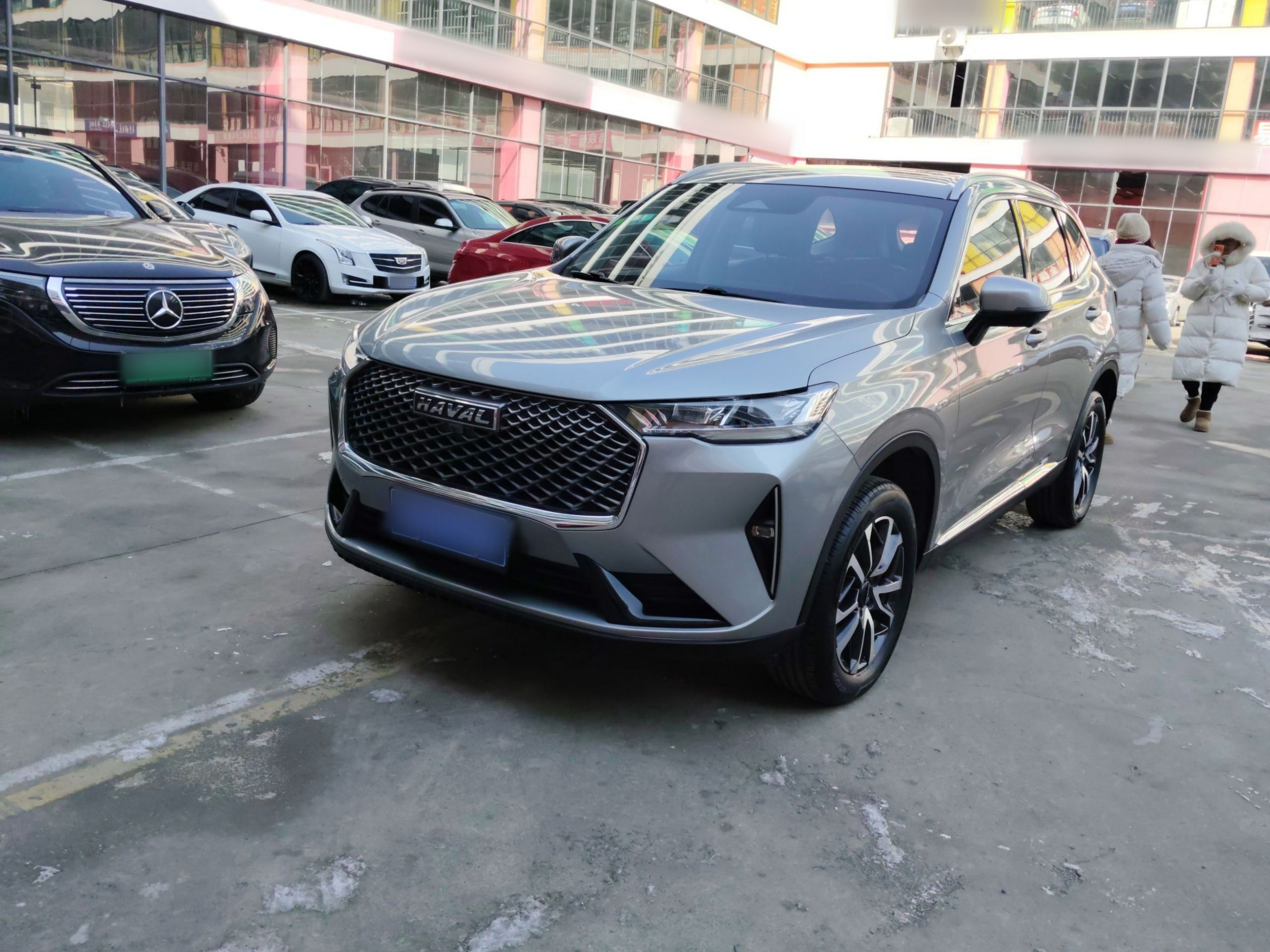 Под передней частью автомобиля