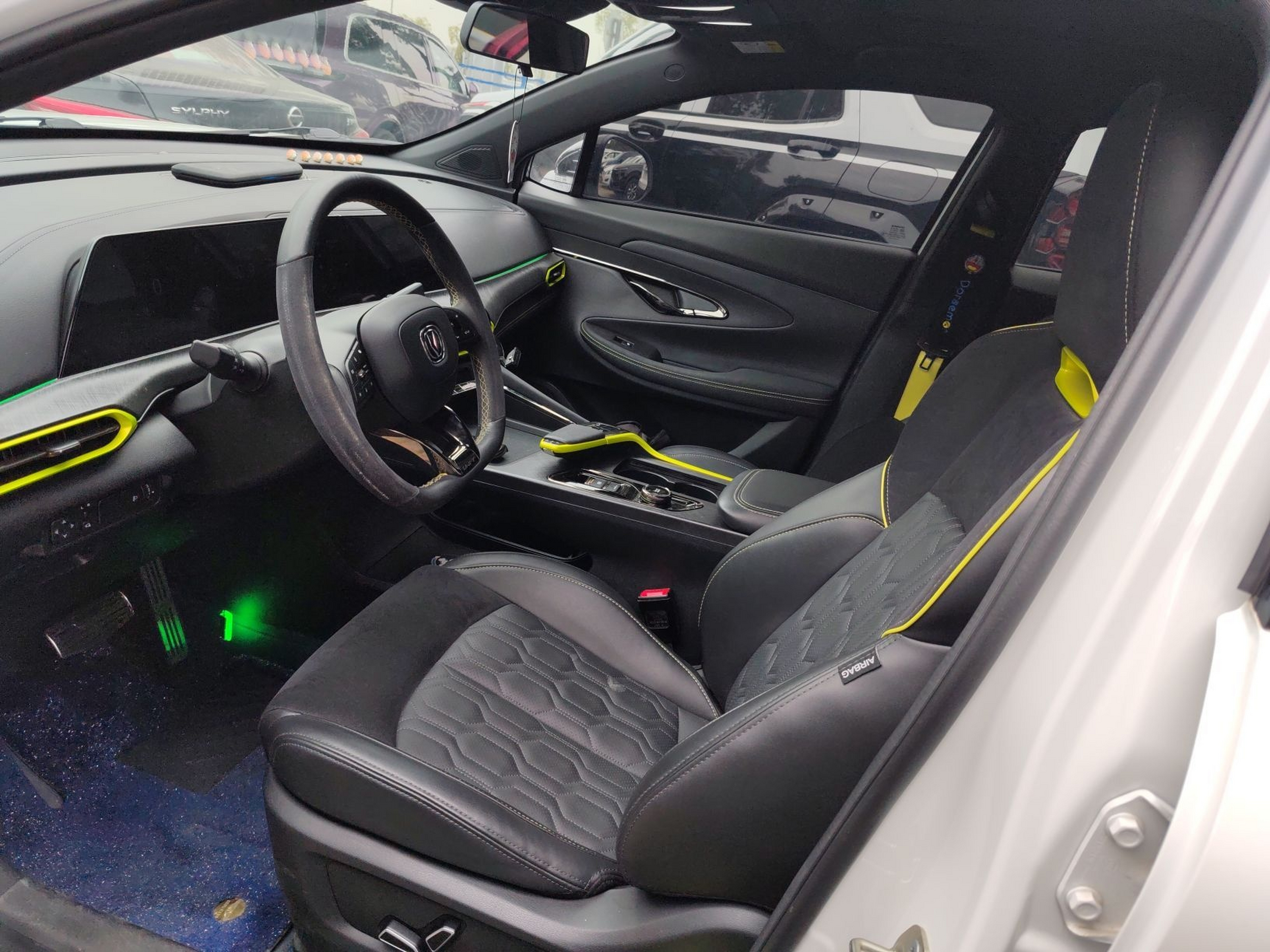 المقاعد الأمامية داخل السيارة