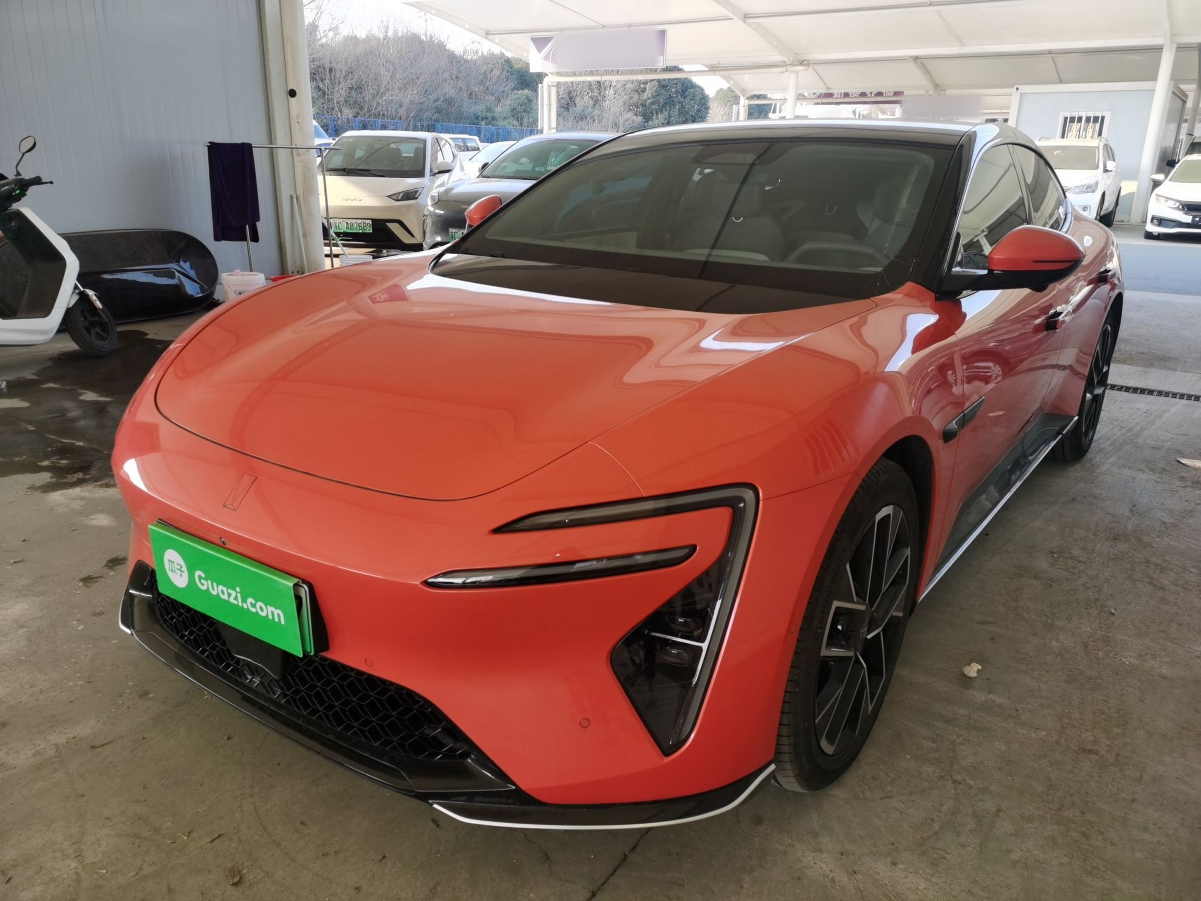 Под передней частью автомобиля