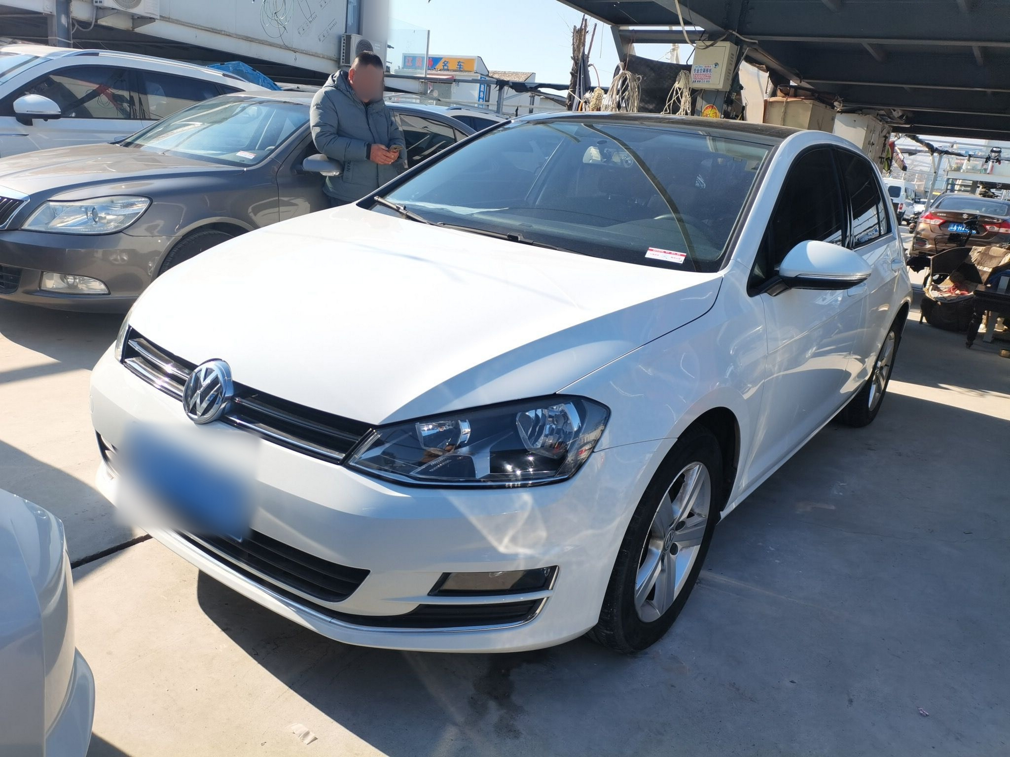 تحت مقدمة السيارة