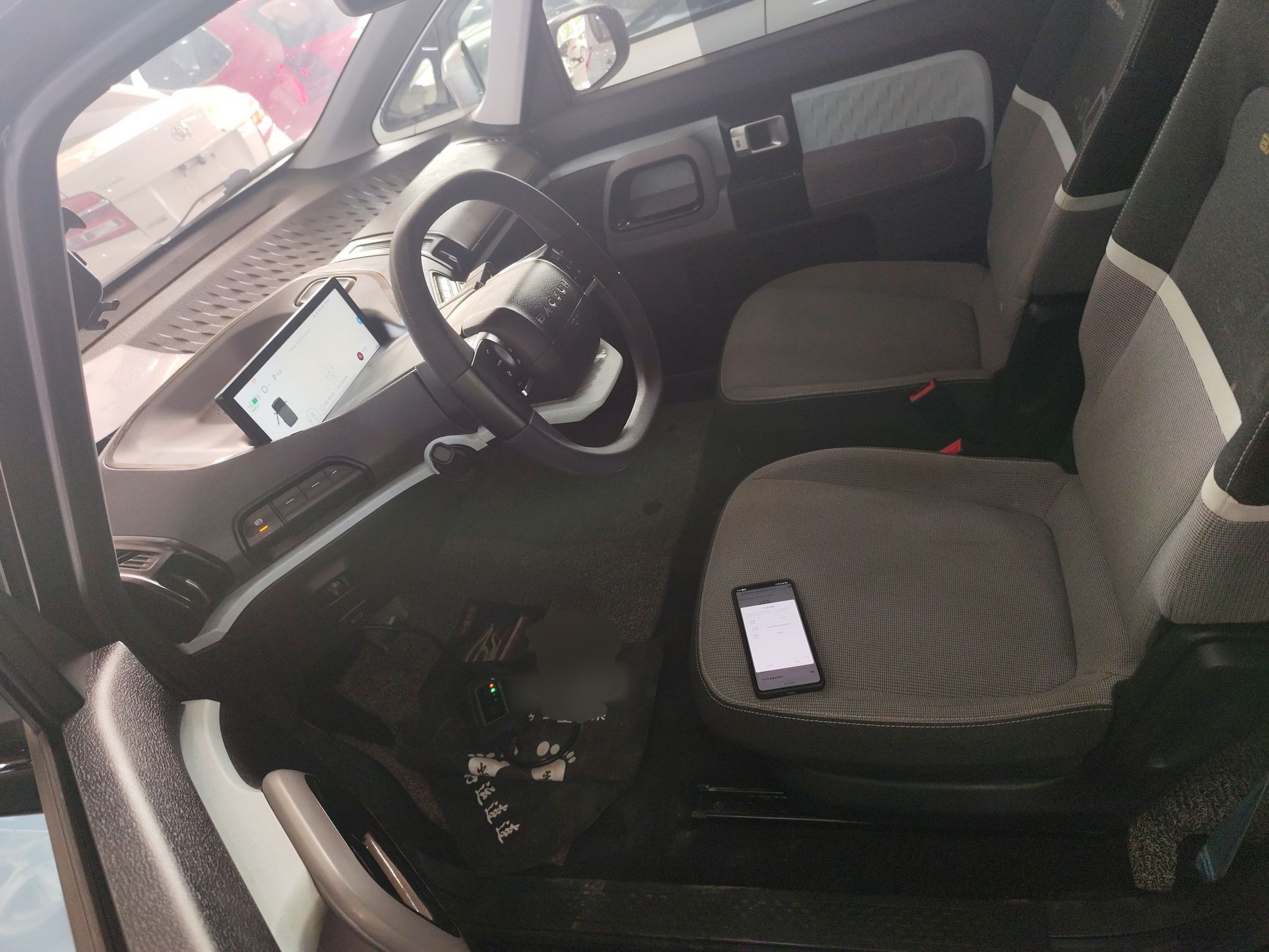 المقاعد الأمامية داخل السيارة