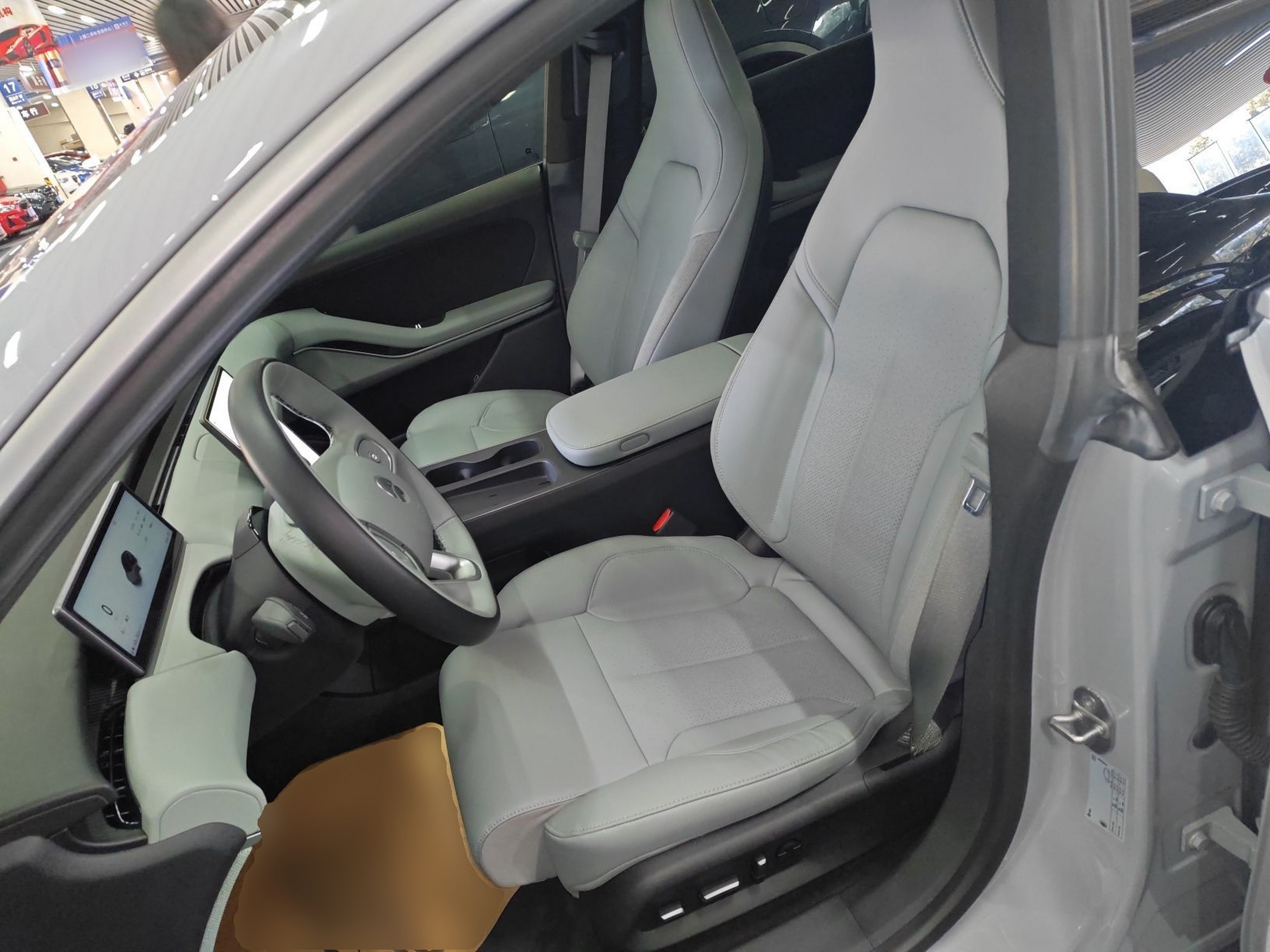 المقاعد الأمامية داخل السيارة