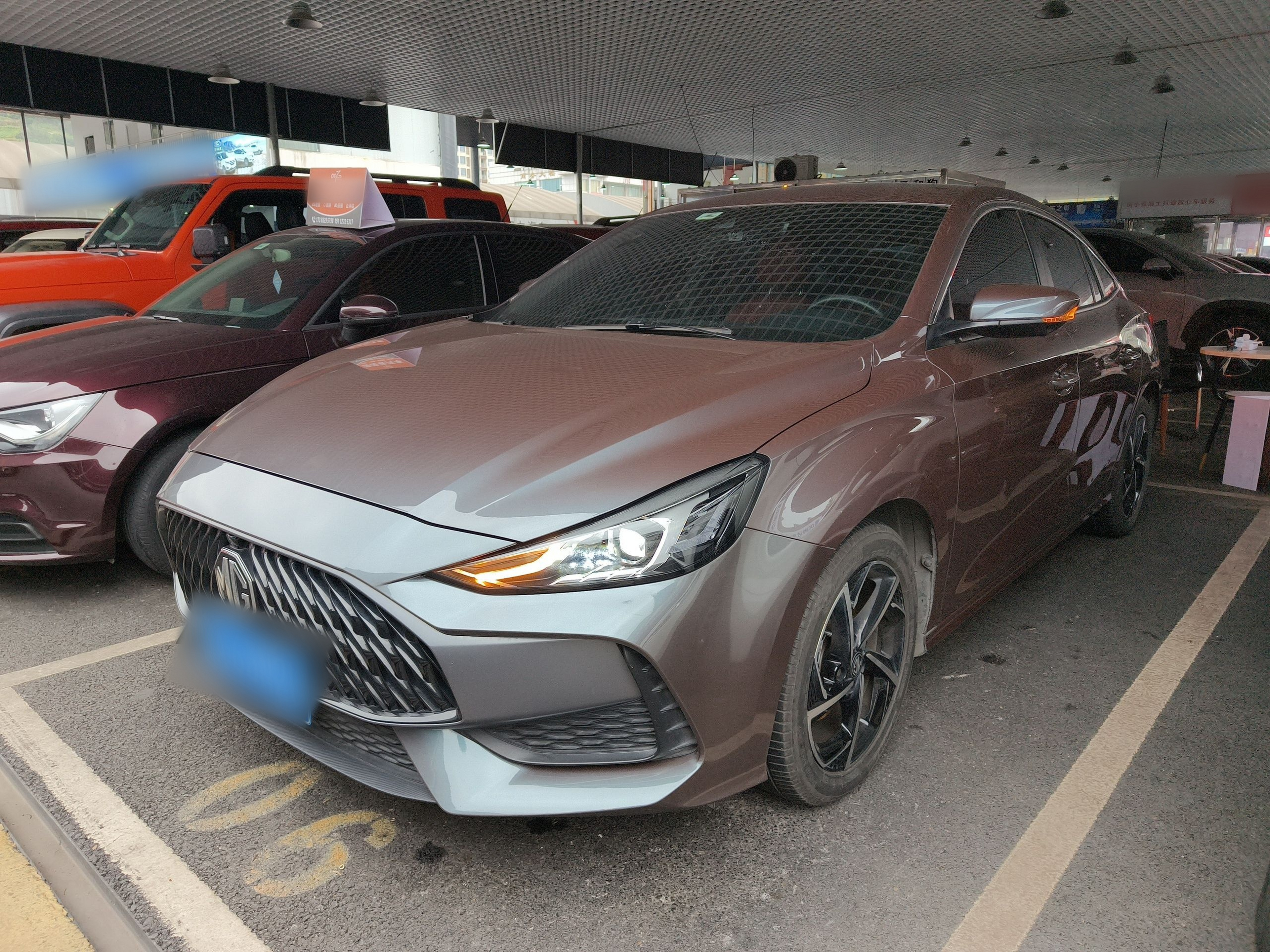 تحت مقدمة السيارة