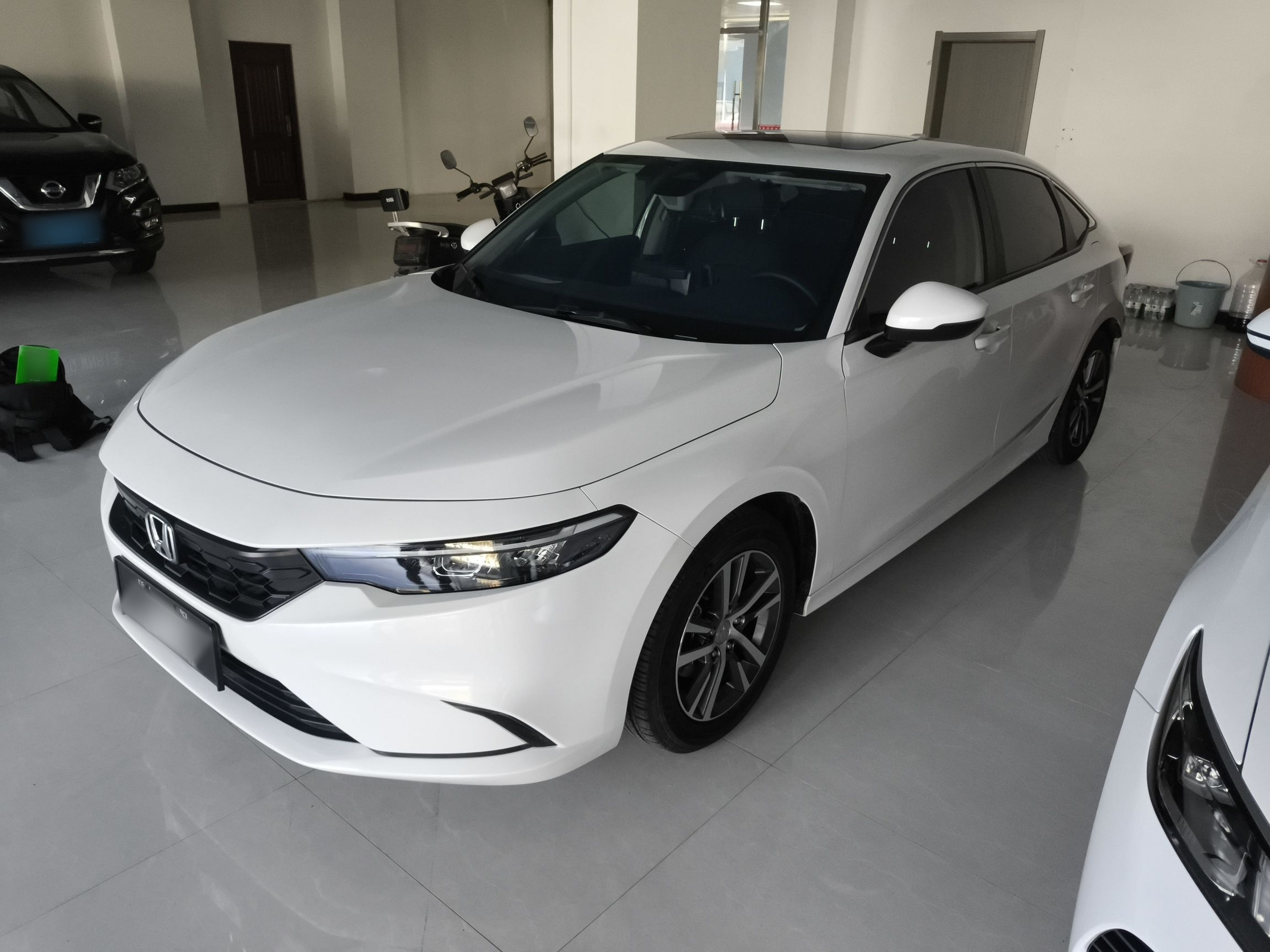 Под передней частью автомобиля